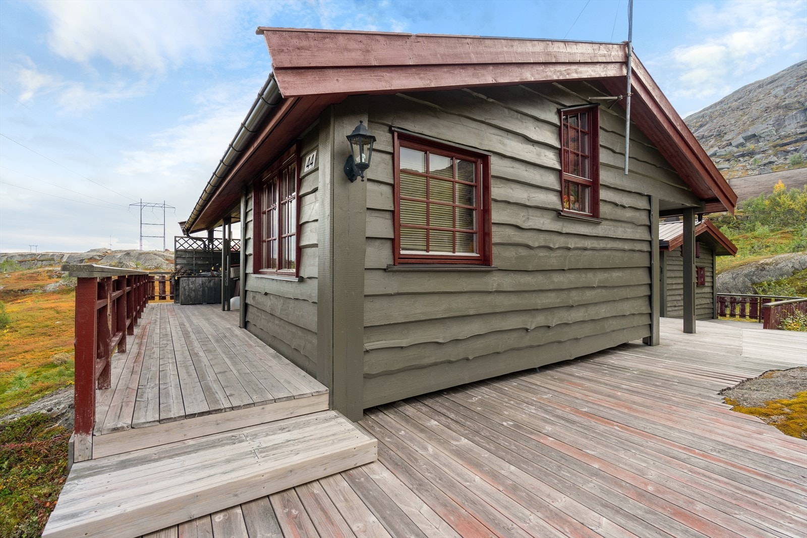 Sjarmerende hytte med tradisjonelt preg og romslig terrasse som strekker seg rundt nesten hele hytta - perfekt for å nyte sol og frisk fjelluft Galleribilde