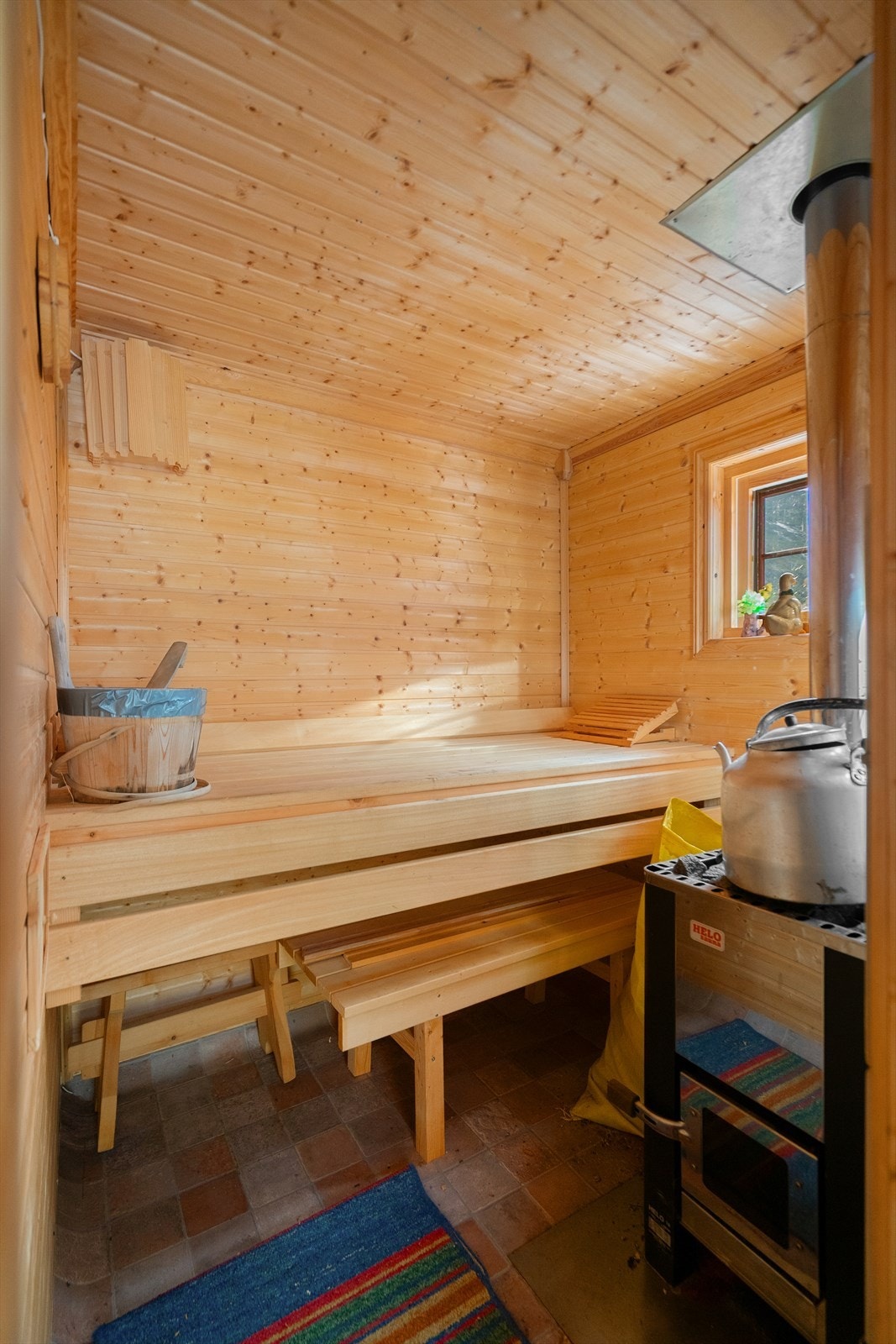 Badstue med vedfyrt ovn - her kan du koble av etter turer i skog og mark Galleribilde