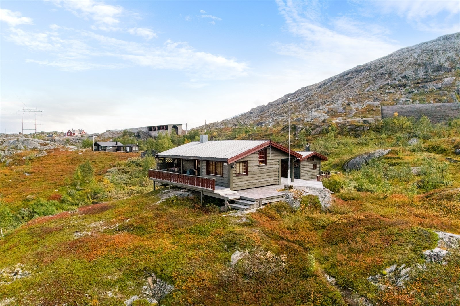 Veranda og solrike uteplasser med umiddelbar nærhet til fjell og turterreng Galleribilde