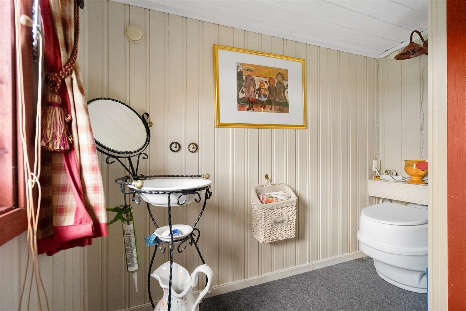 Badet er utstyrt med biotoalett som har lufting over taket Galleribilde