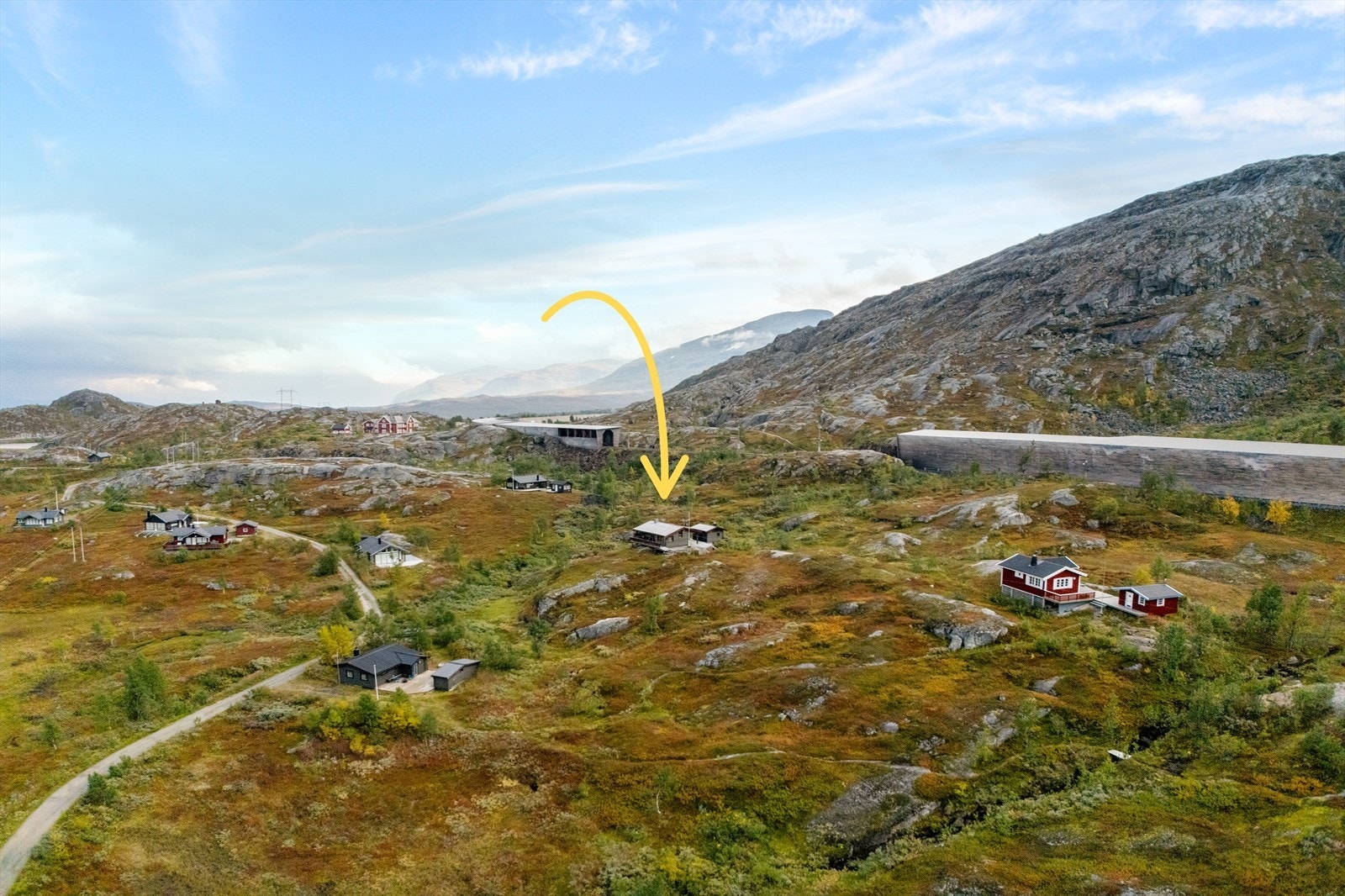 Hytta ligger lett tilgjengelig på Bjørnfjell, et område som byr på både turmuligheter, jakt og fiske Galleribilde