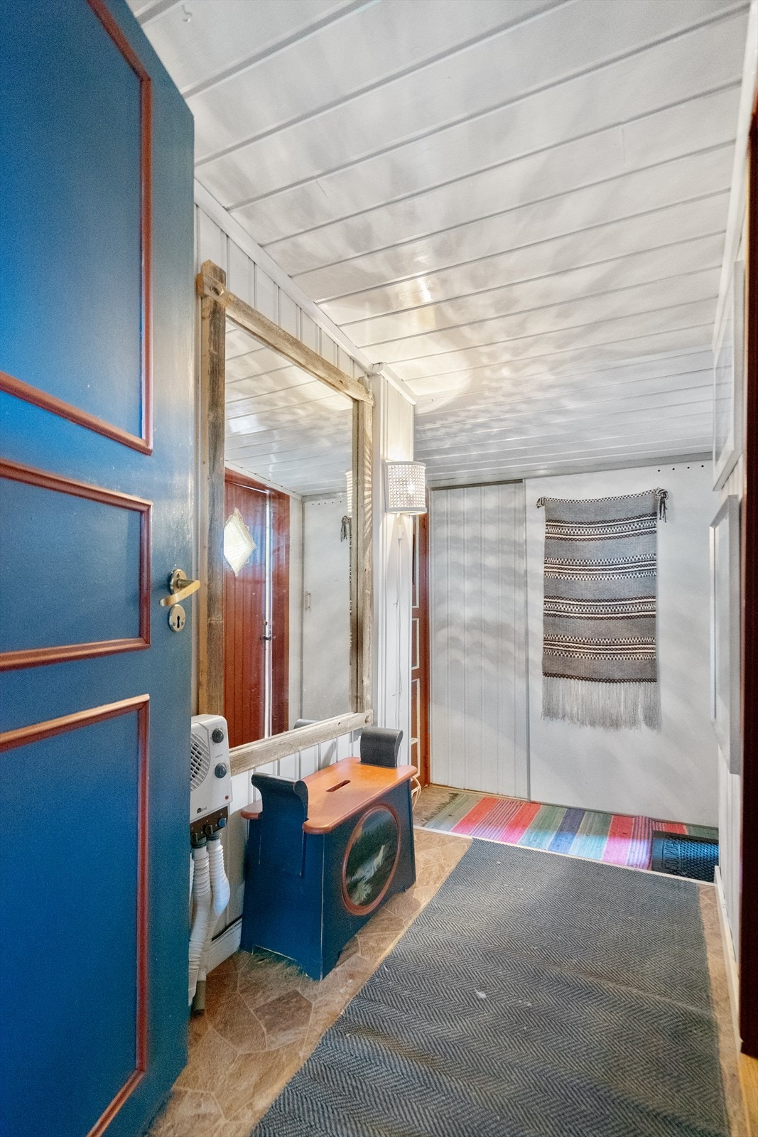 Gangen har plass til å henge fra seg yttertøy og sko etter en dag ute i skog og mark Galleribilde