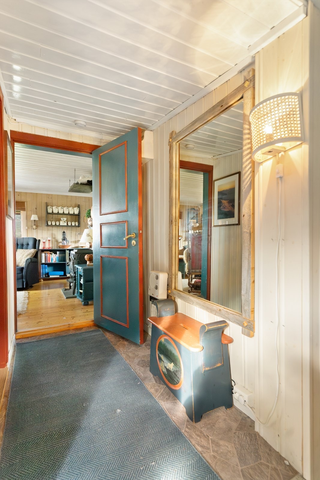 Lun og praktisk gang som ønsker deg velkommen inn i hytta Galleribilde