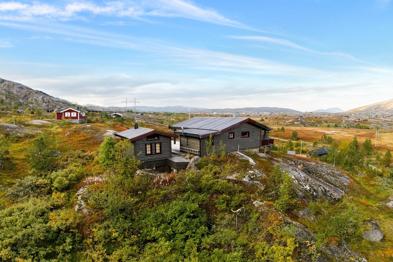 Hytta byr på innlagt strøm, gode uteplasser og ligger vakkert til med utsikt over det åpne fjellandskapet Galleribilde
