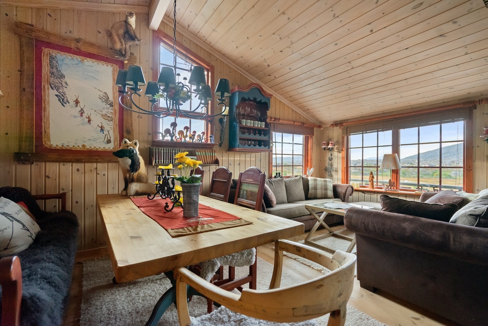 Koselig spiseplass med flott utsyn og god atmosfære - ideelt samlingspunkt etter en dag ute i naturen Galleribilde