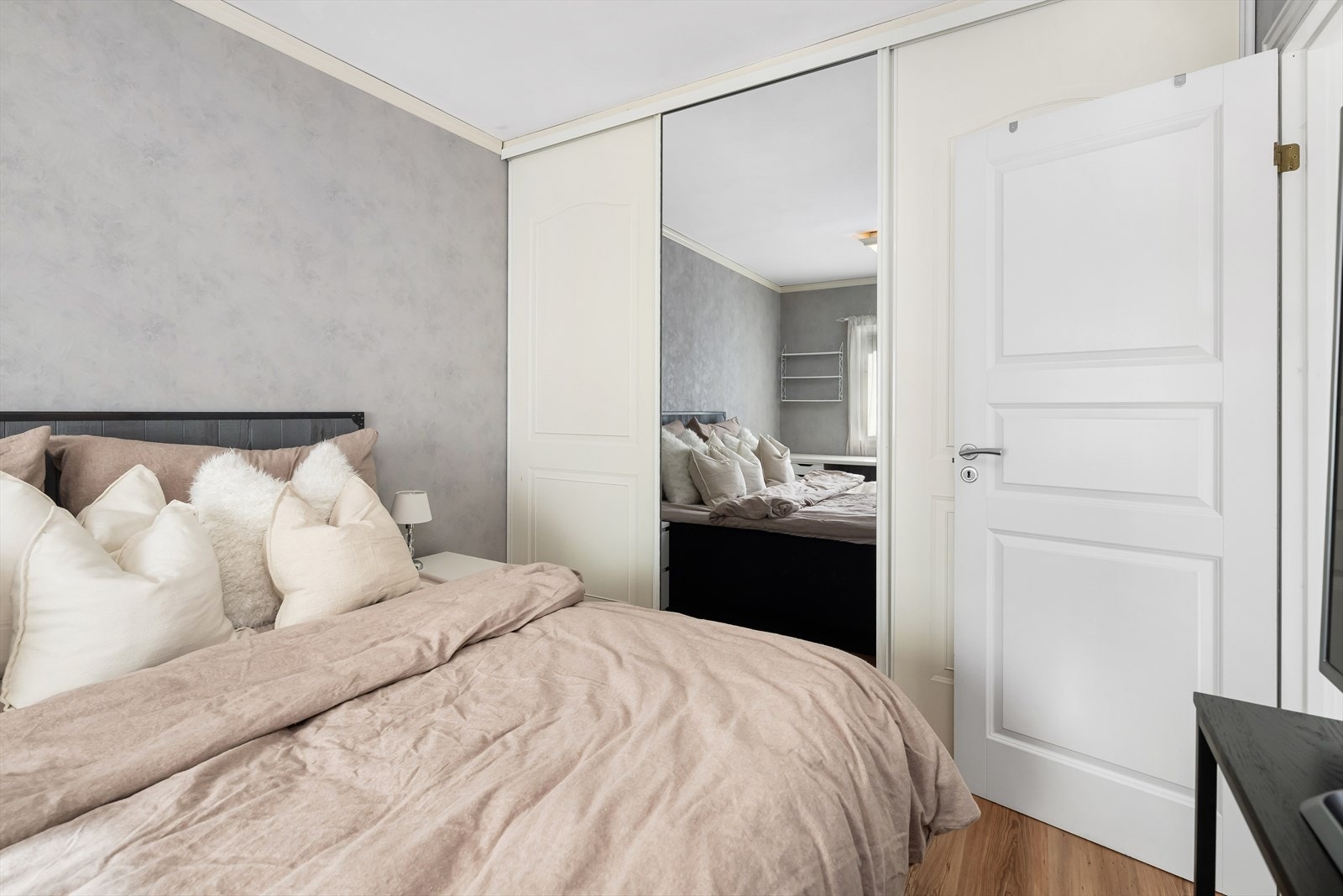 Hovedsoverom 11m². Bod bak skyvedørsgarderobe Galleribilde