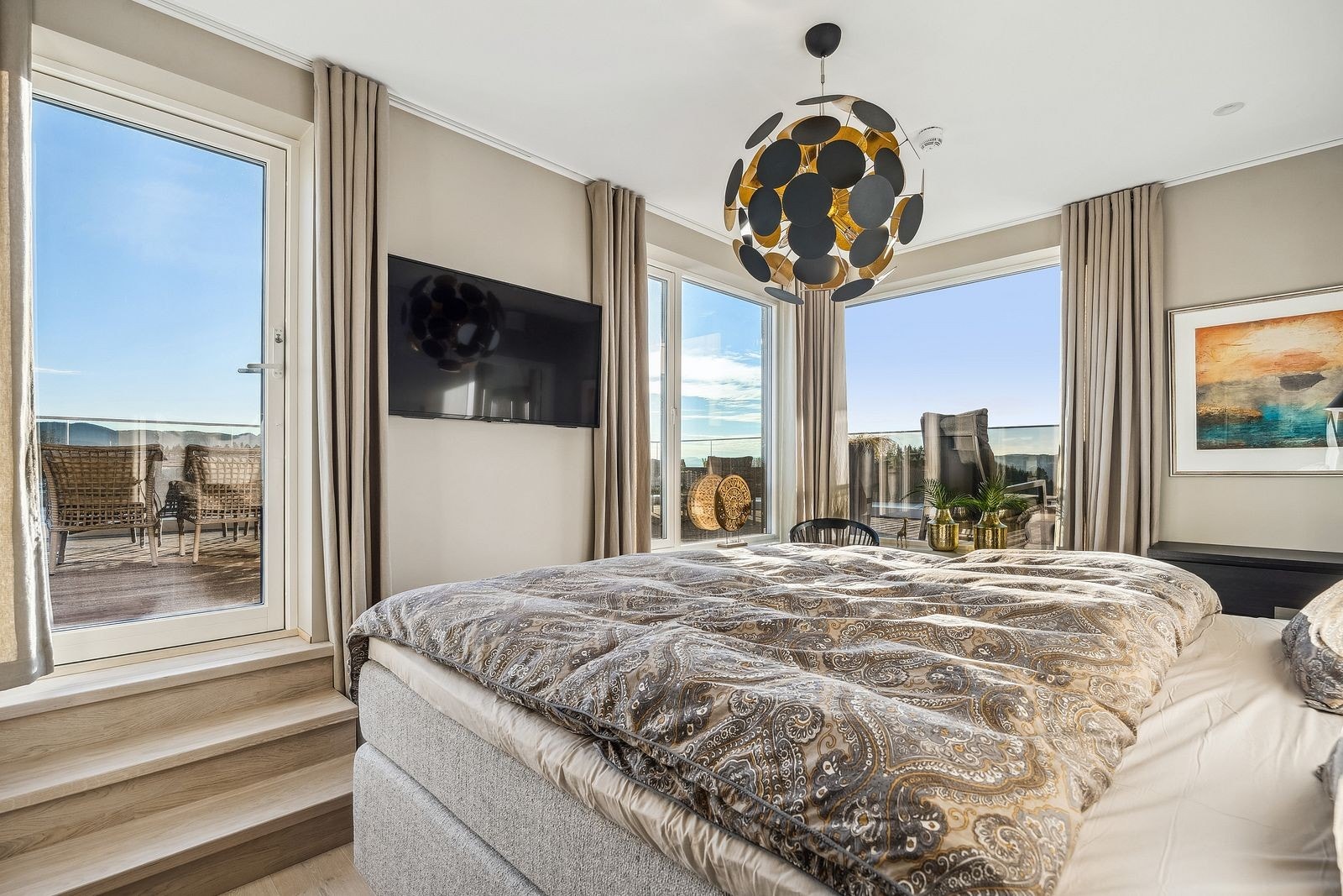 Hovedsoverommet har store vinduer og gitt beliggenheten er det ingen innsyn. Galleribilde