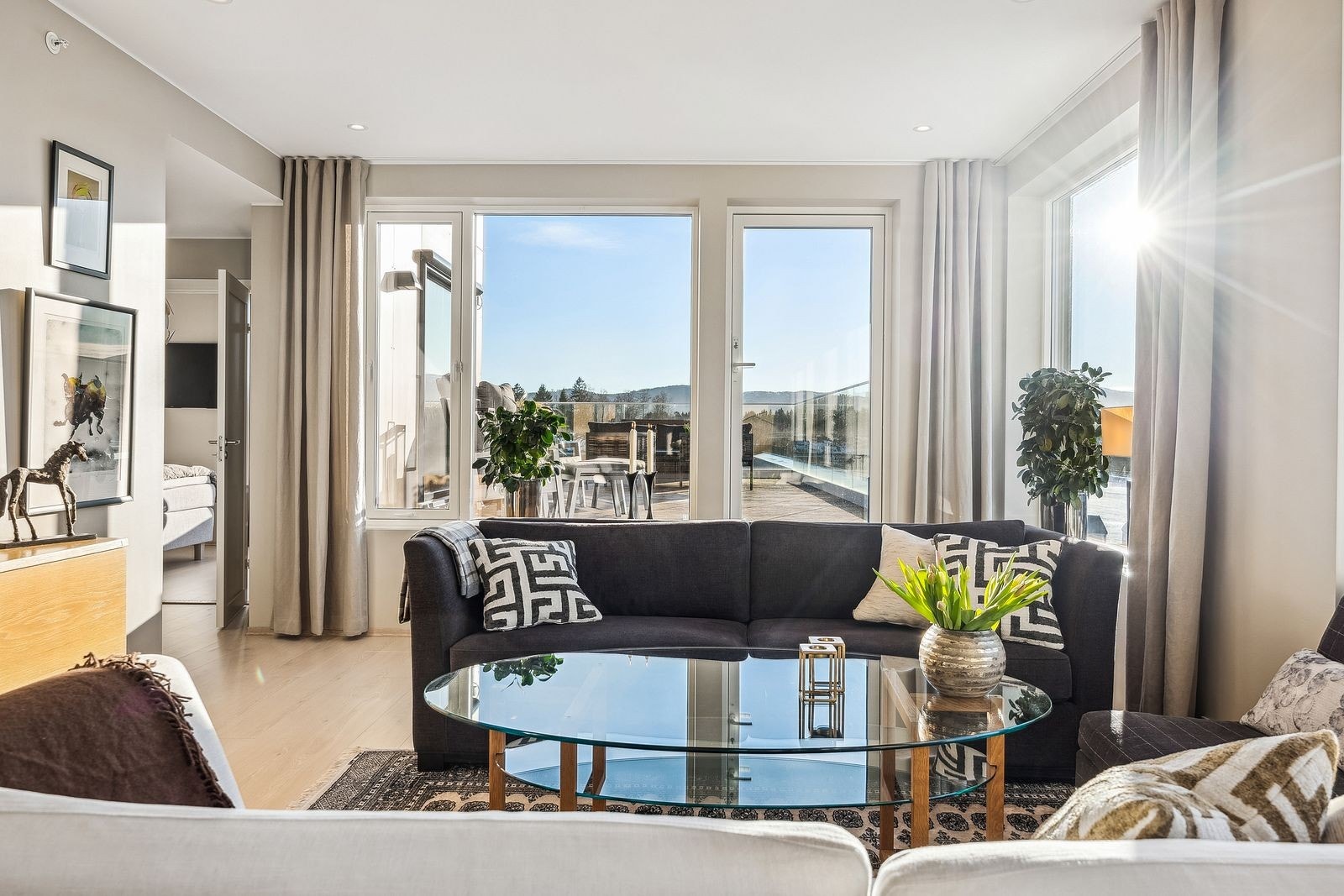 Store vindusflater gir leiligheten en lys atmosfære Galleribilde