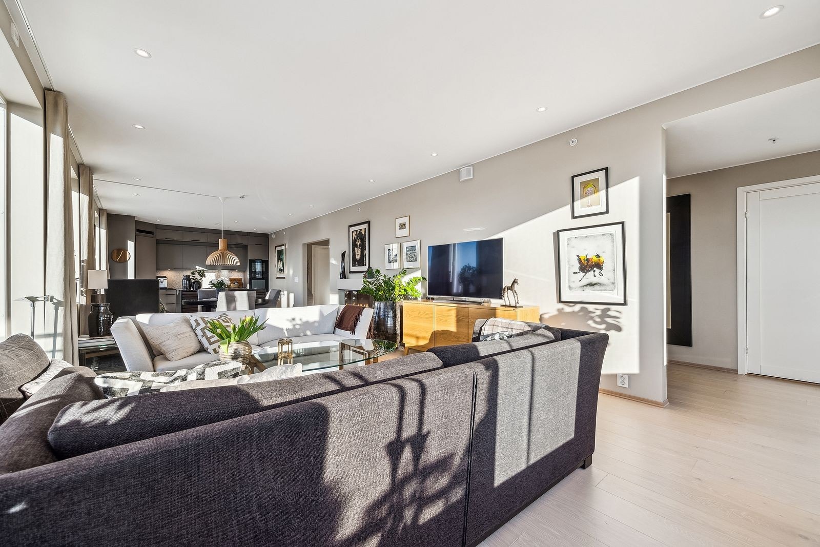 Det er store rom i leiligheten og her får du åpen kjøkken/stue-løsning Galleribilde