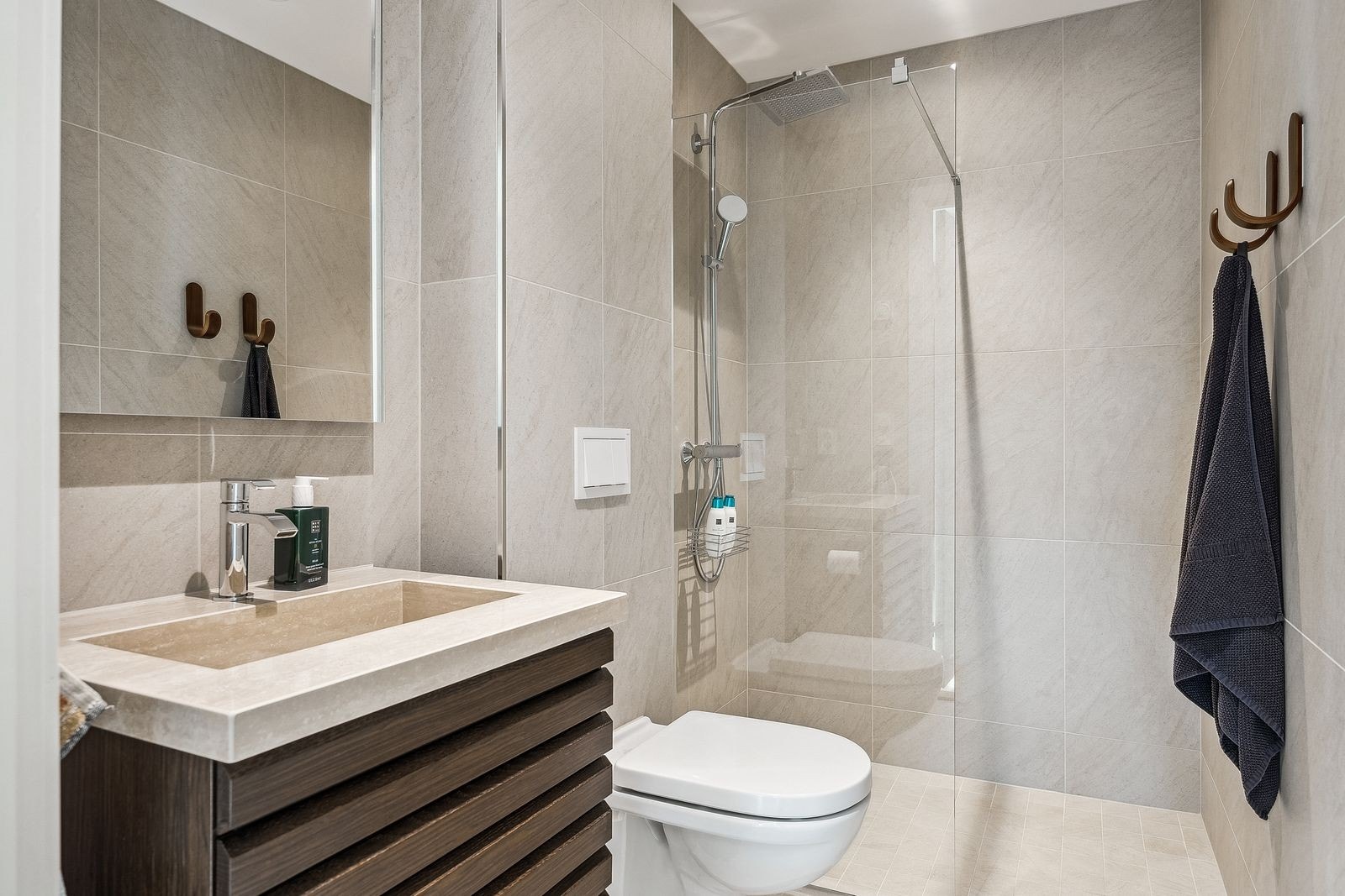 Det er to bad i leiligheten, begge i høy standard. Galleribilde