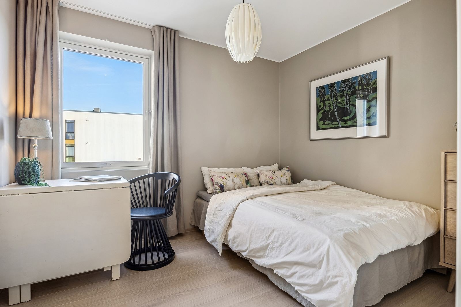 Soverom i nøytrale og moderne farger. Galleribilde