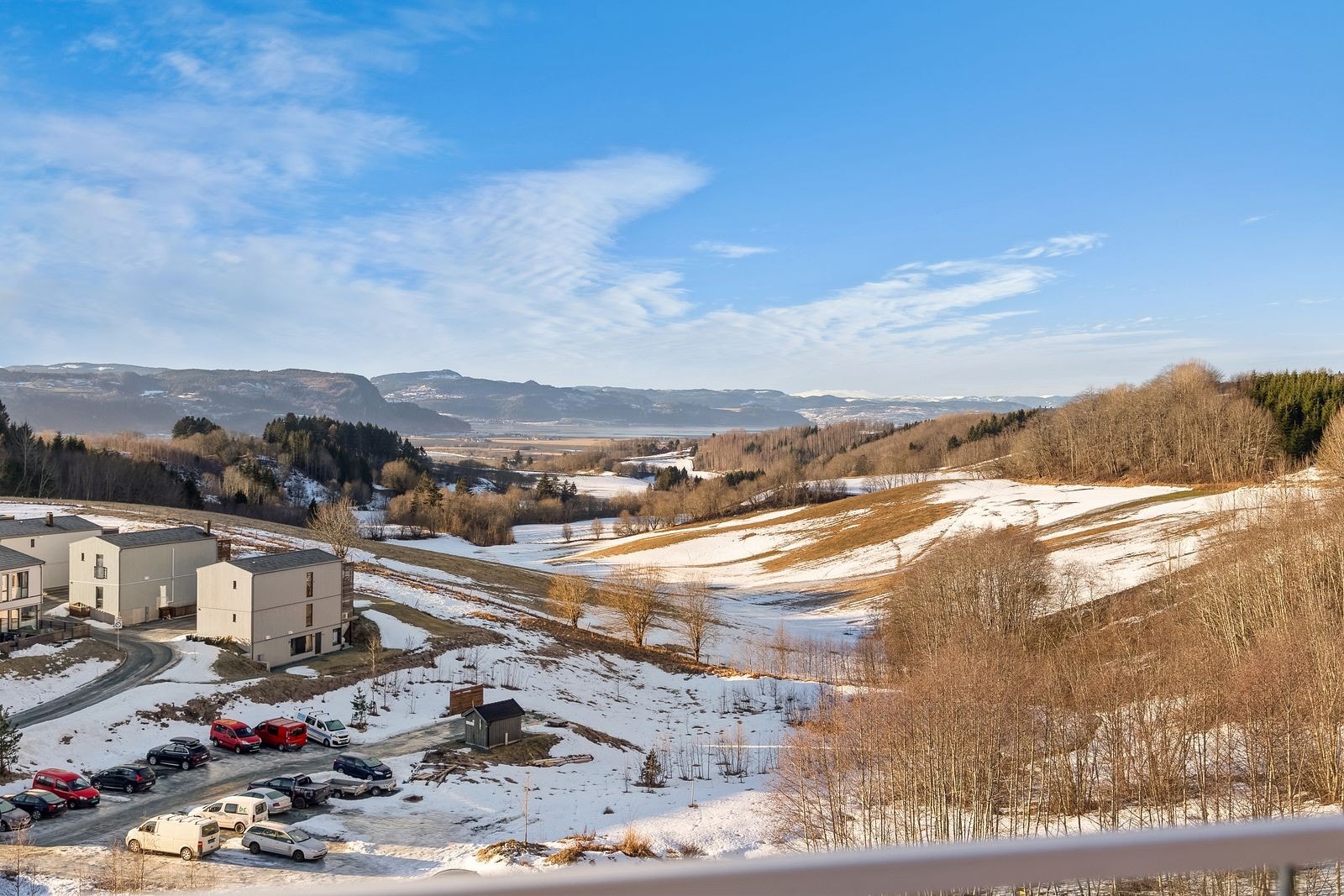 Her kan man se hele veien ned til fjorden. Galleribilde