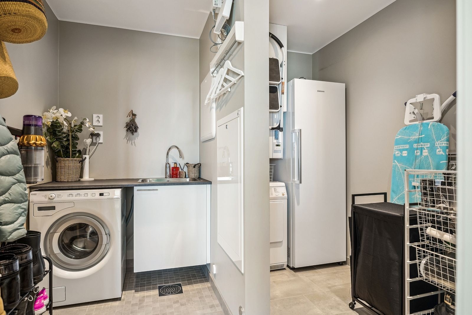 Særdeles praktisk vaskerom og innnvending bodplass. Galleribilde