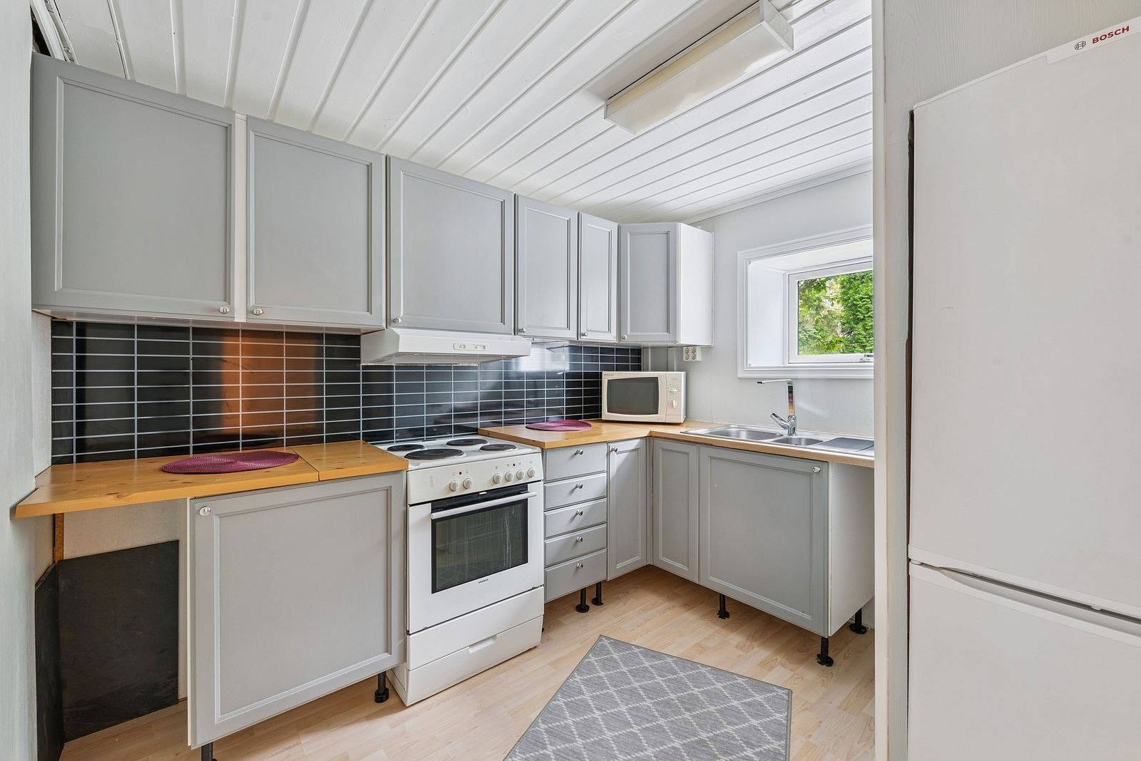 Kjøkken med komfyr og kombiskap Galleribilde