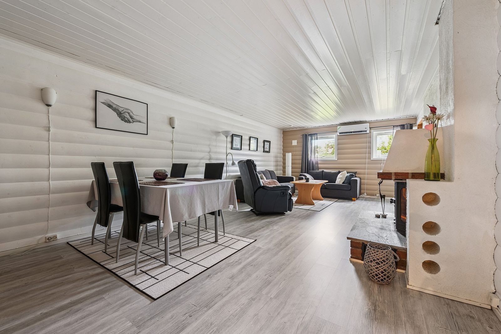 Stor stue med spiseplass og varmepumpe Galleribilde