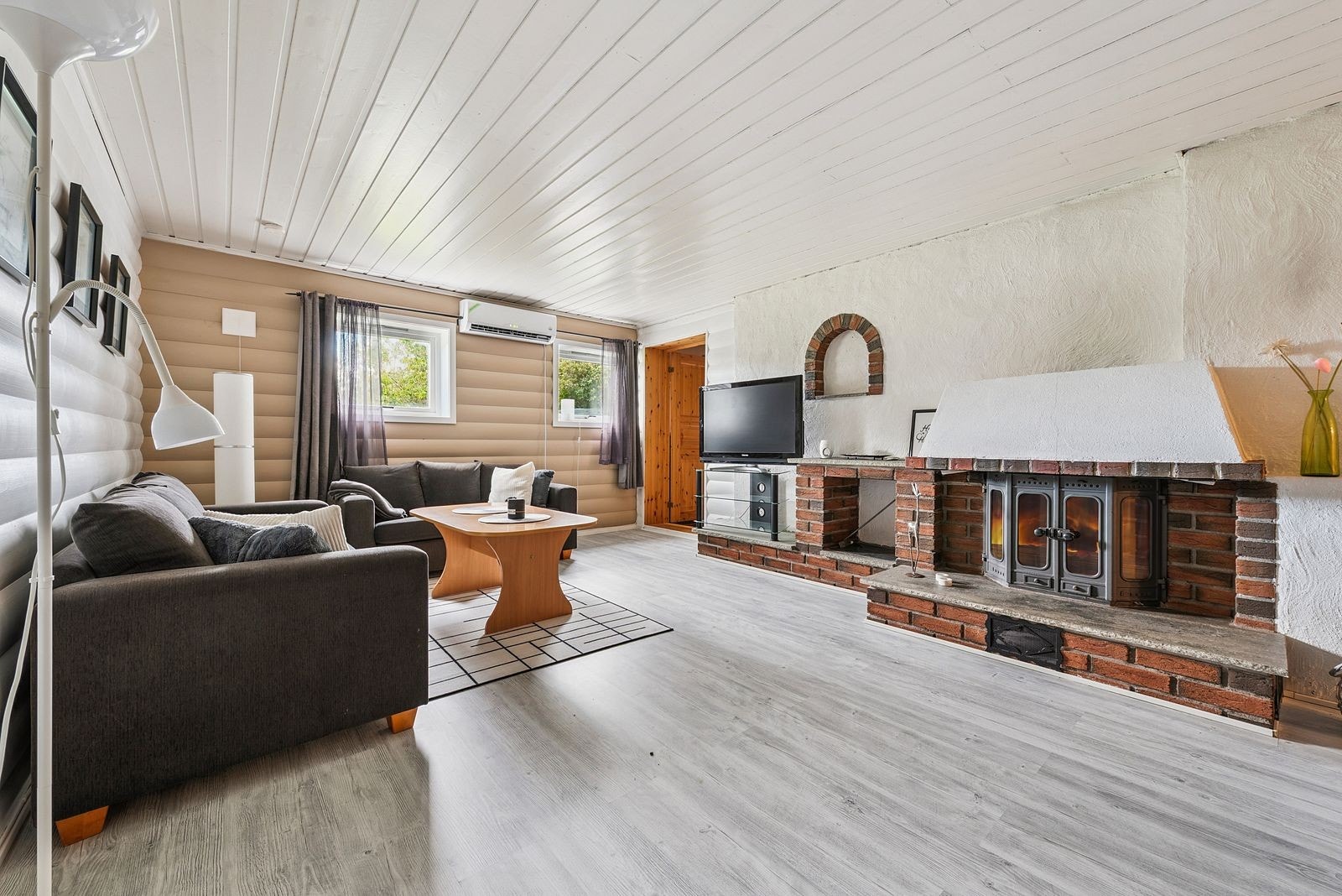 Stue med peis og møbler Galleribilde