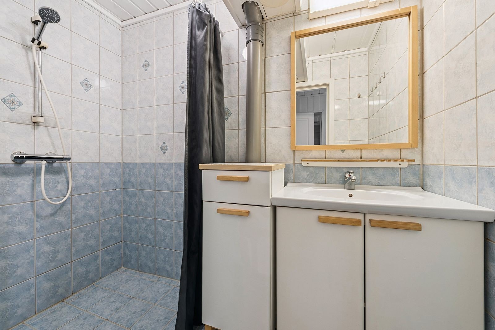 Flislagt bad - wc og vaskerom er i separate rom i leiligheten! Galleribilde