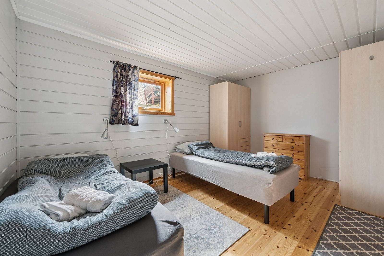 Soverom med møbler og skap som kan medfølge Galleribilde