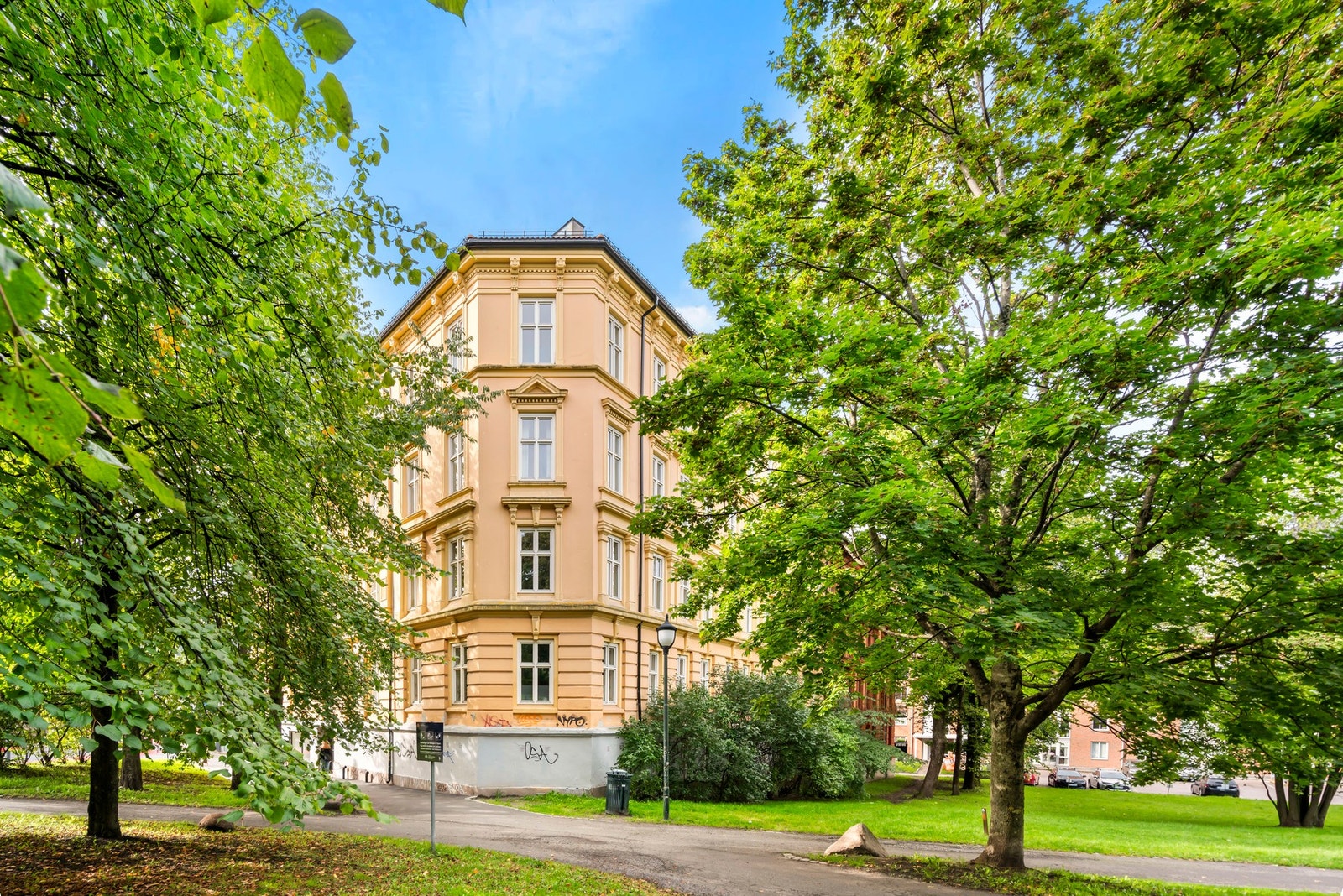Klassisk bygård i grønne omgivelser fra 1897. Galleribilde
