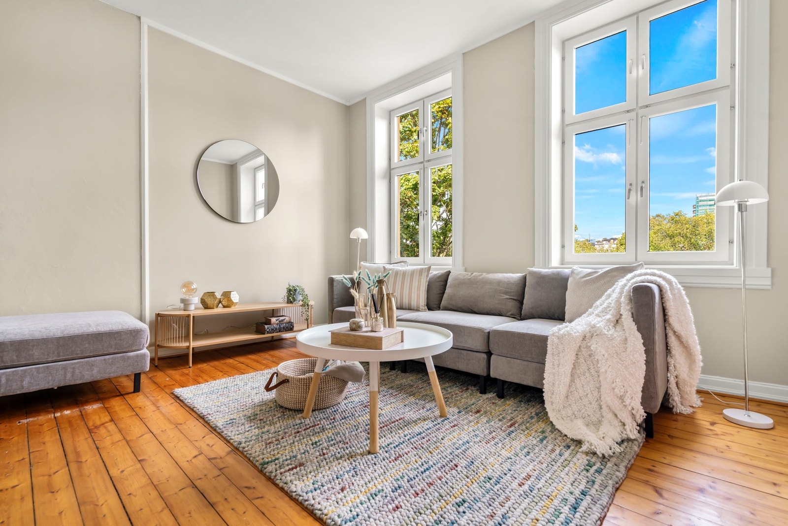 Stuen er lys og luftig og får godt med naturlig belysning fra de store vinduene. Galleribilde