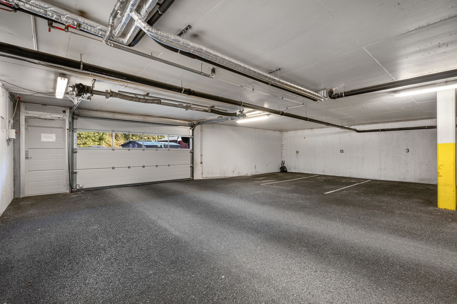 Garasjeplass nr 2 som følger leiligheten Galleribilde
