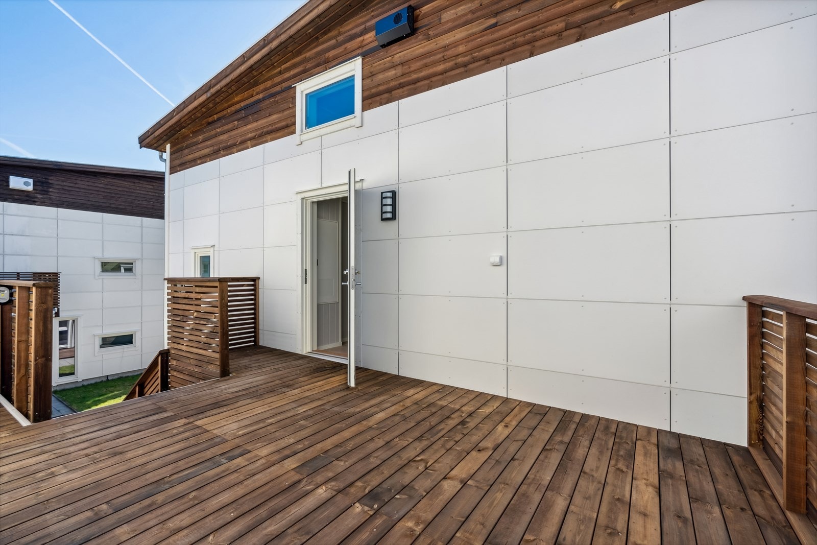 Terrasse med inngangsdør. Dette er også oppgang/trapp til leiligheten i nabobygget. Galleribilde