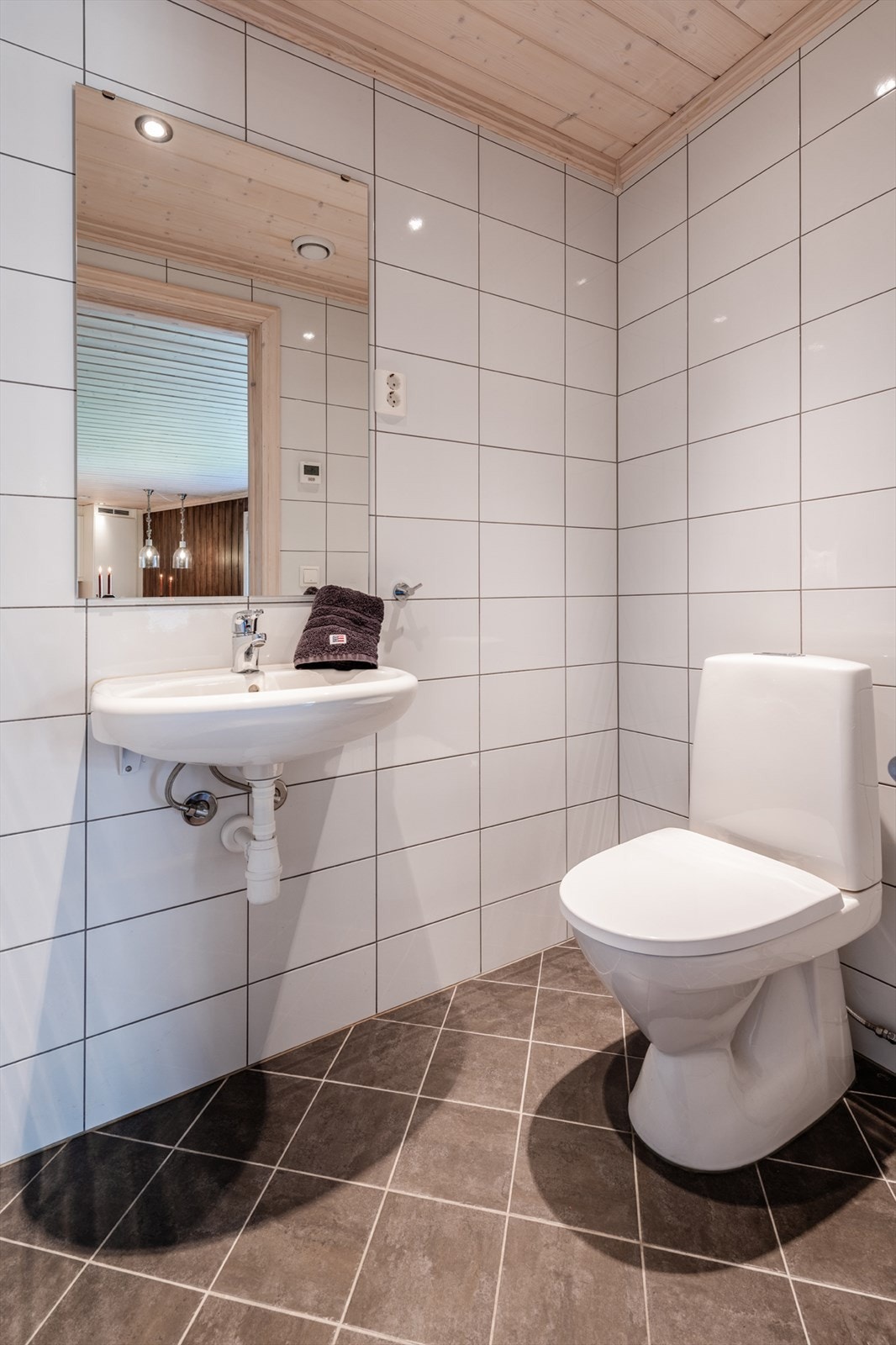 - Leiligheten har også et helfliset toalettrom på 1,8 m² - Galleribilde