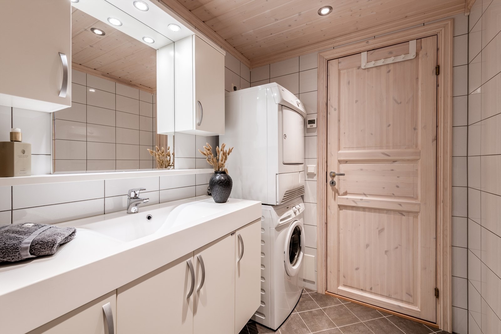 - Badet har deilig varme i gulvet og god belysning av downlights - Galleribilde