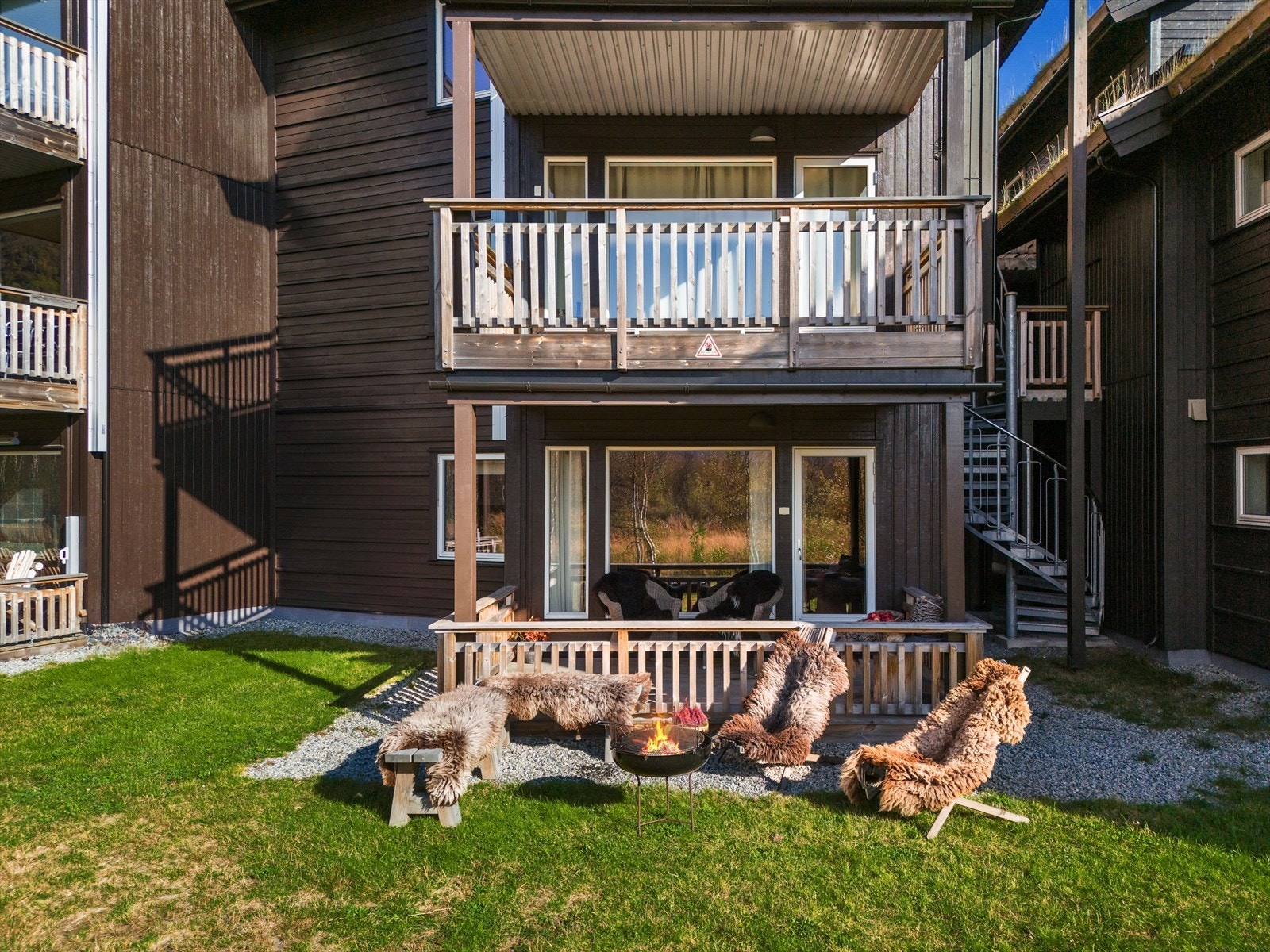 - Fellesarealene er pent opparbeidet med flott plen. Her kan du virkelig legge til rette for koselige kvelder - Galleribilde