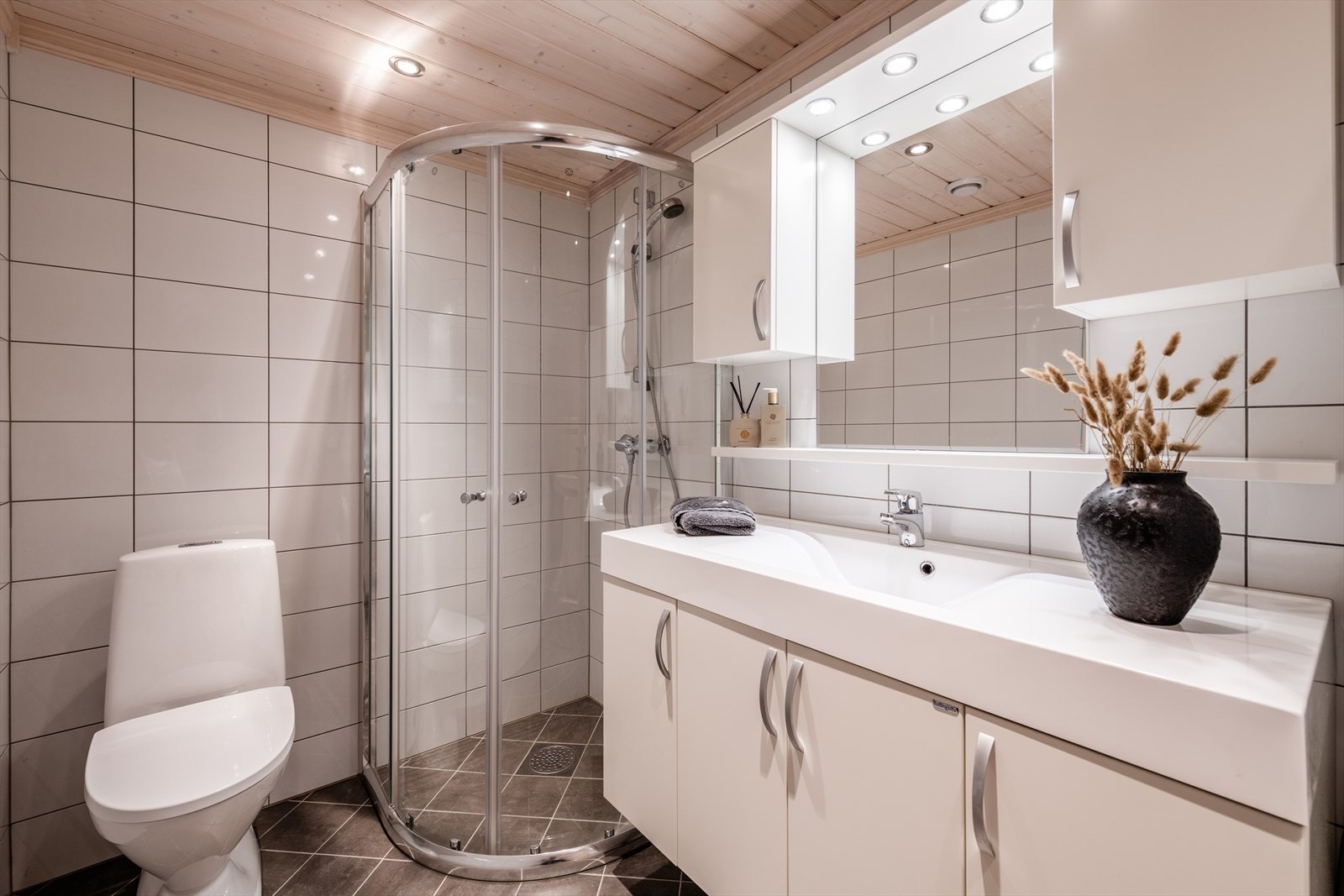 - Badet er helfliset og måler 4,7 m² - Galleribilde