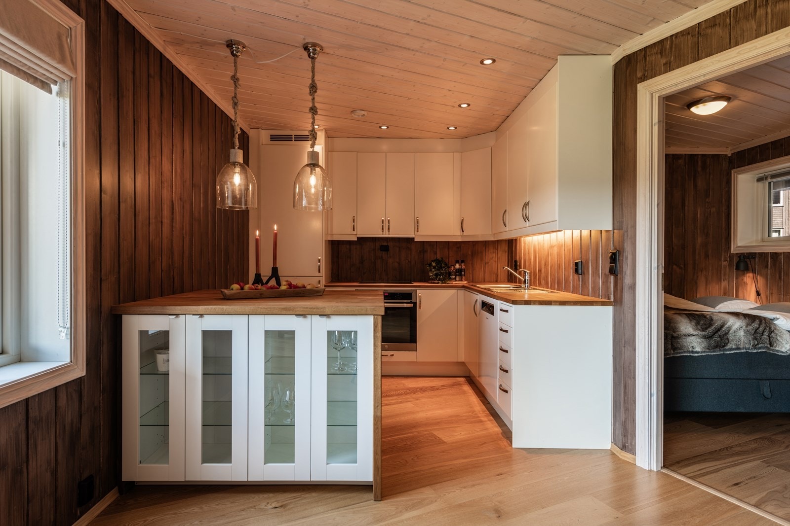 - Tidløs kjøkkeninnredning med glatte fronter fra kvalitetsleverandøren Ballingslov - Galleribilde