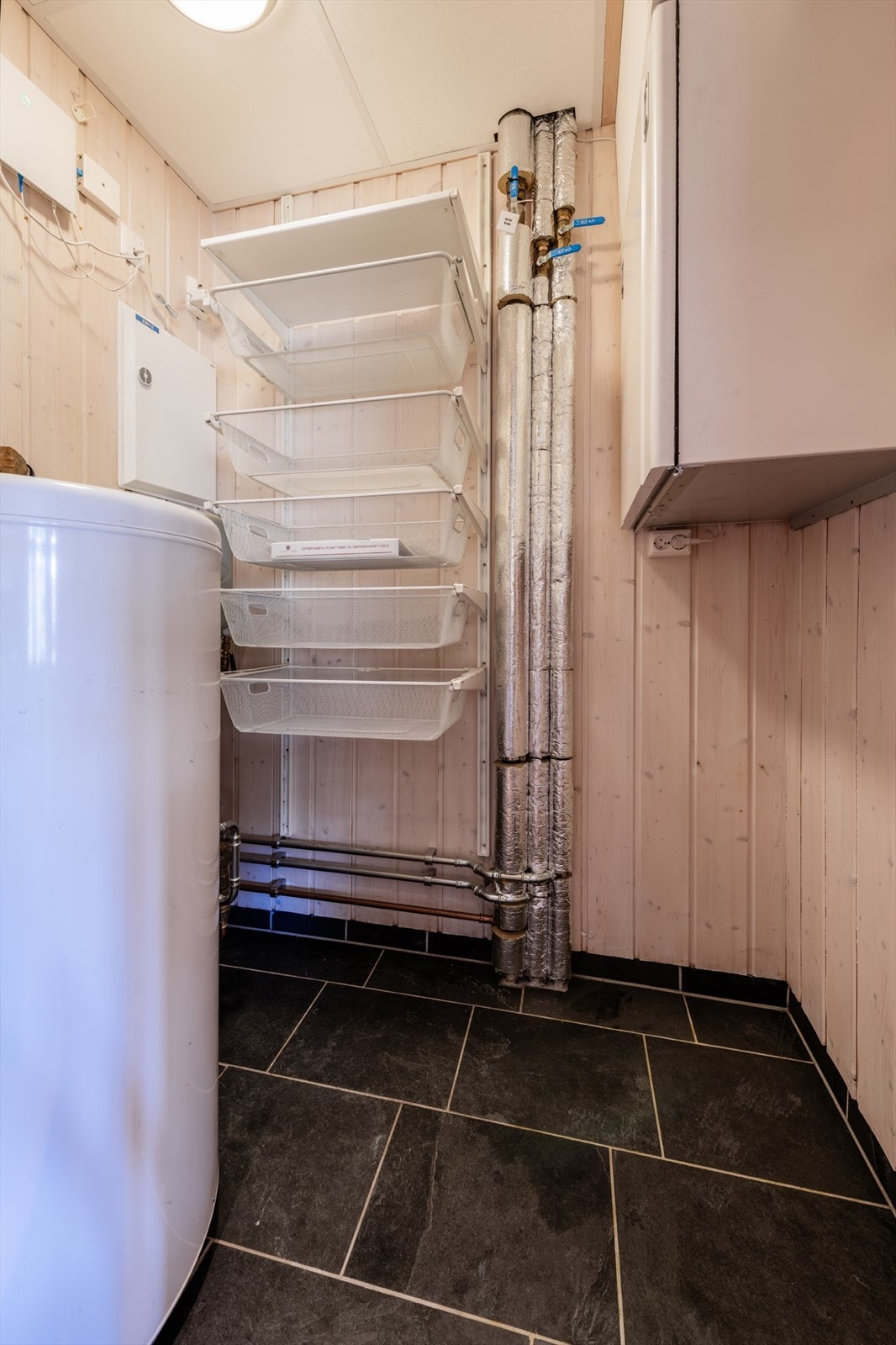 - Teknisk bod som måler 2 m². Her har man plass til oppbevaring av hverdagslige ting - Galleribilde