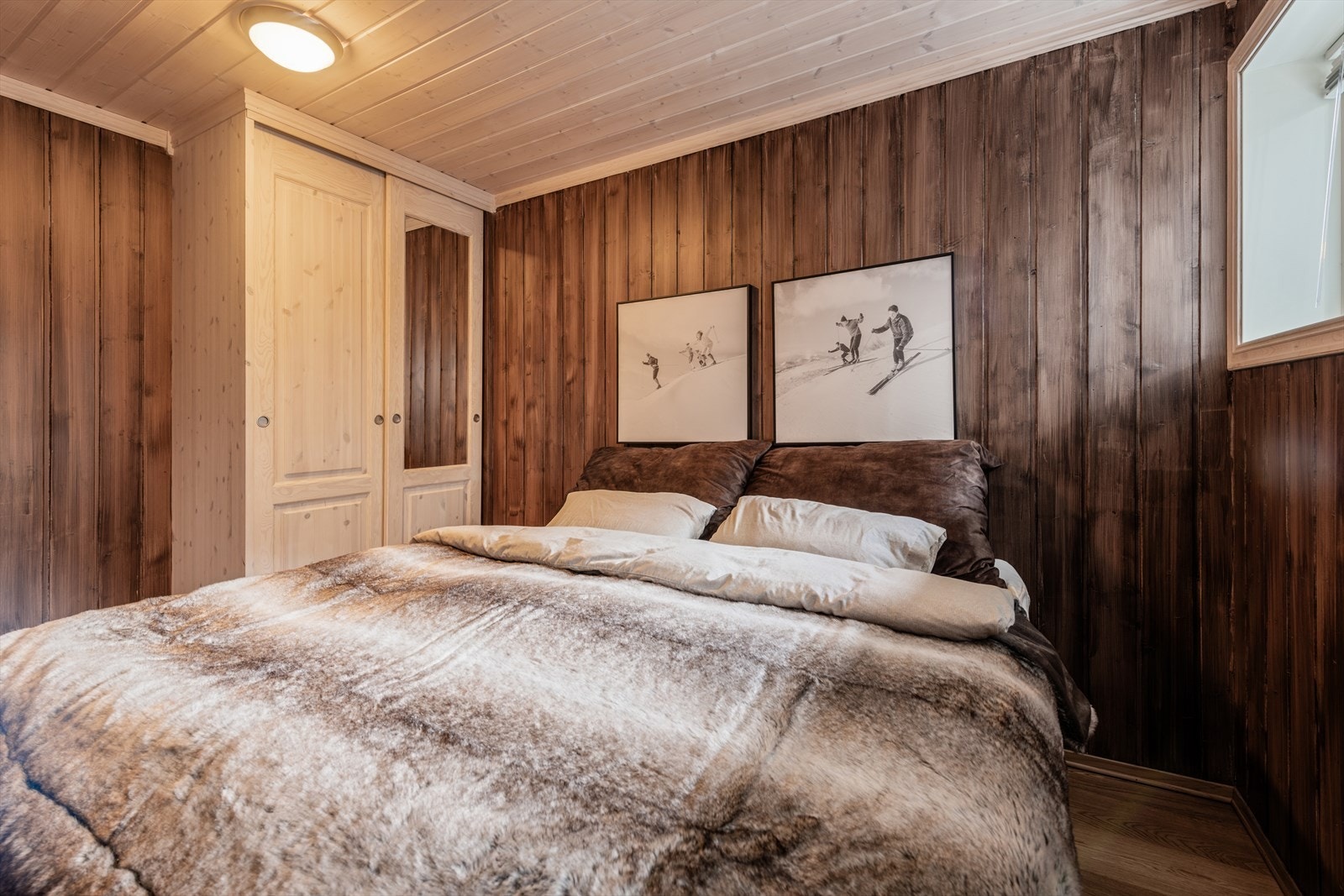 - Det er integrert garderobeskap som gir god plass til klær og tilbehør - Galleribilde