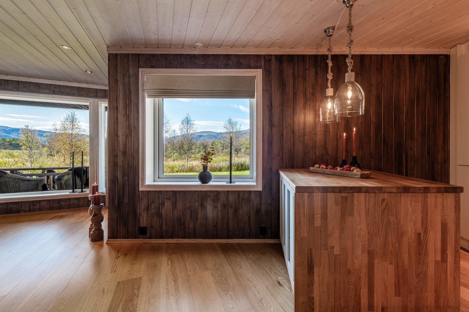 - De store vindusflatene sørger for godt med verdifullt lysinnslipp - Galleribilde