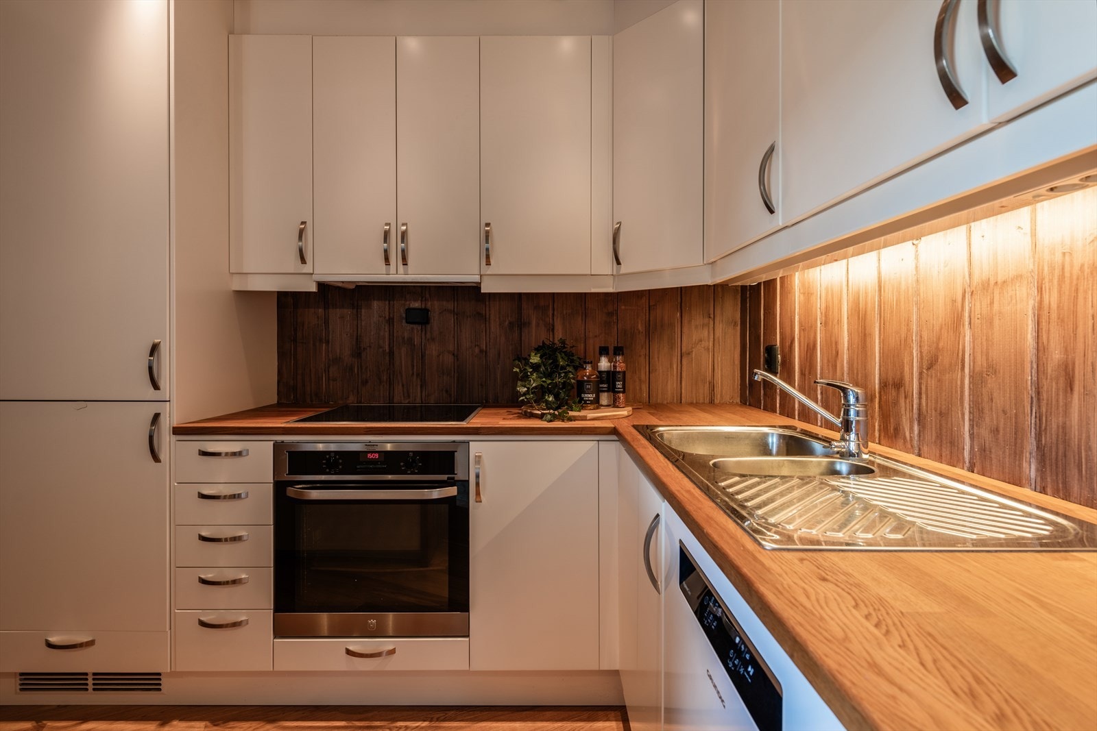 - Det er integrert kjøl/fryseskap, oppvaskmaskin, komfyr og platetopp. Kjøkkenet har også komfyrvakt! - Galleribilde