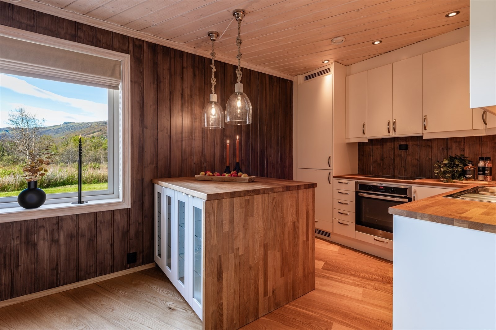 - Den generøse benkeplassen gir mulighet for at flere kan lage mat sammen - Galleribilde