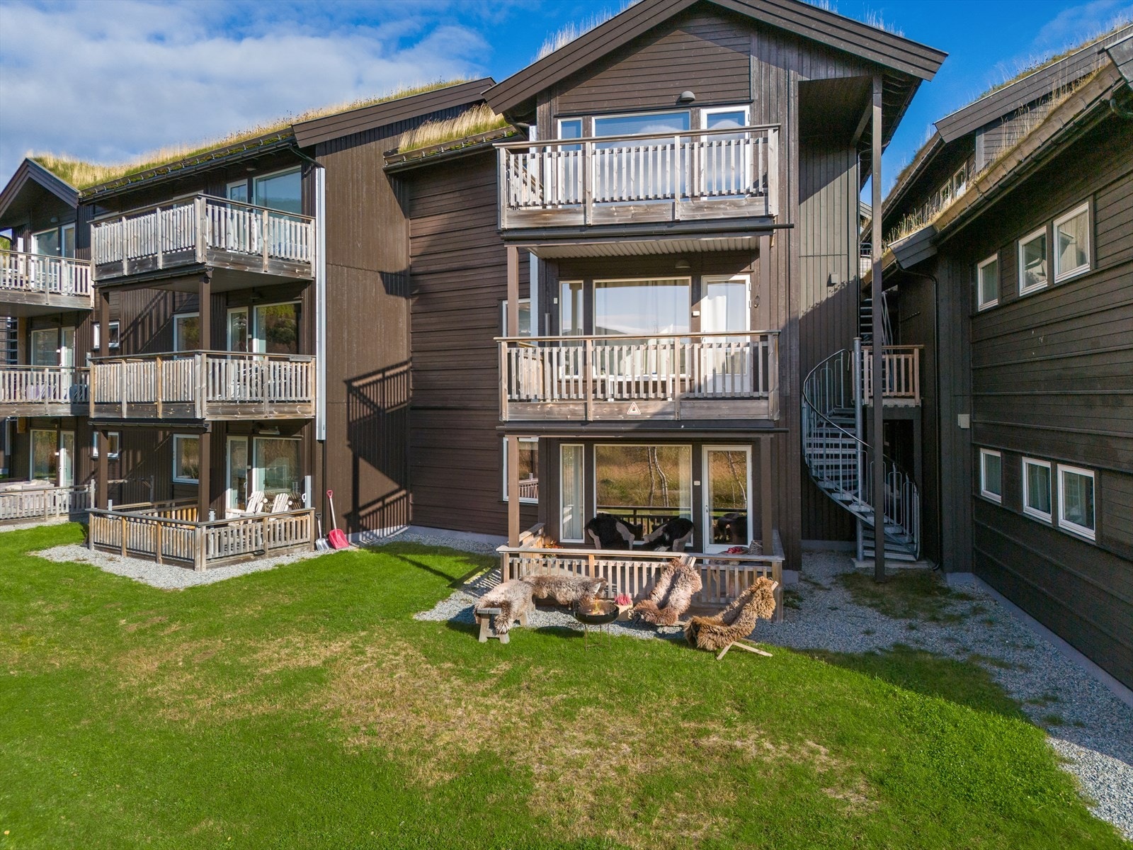 - Fritidsboligene har en moderne fasade med et sjarmerende hyttepreg - Galleribilde