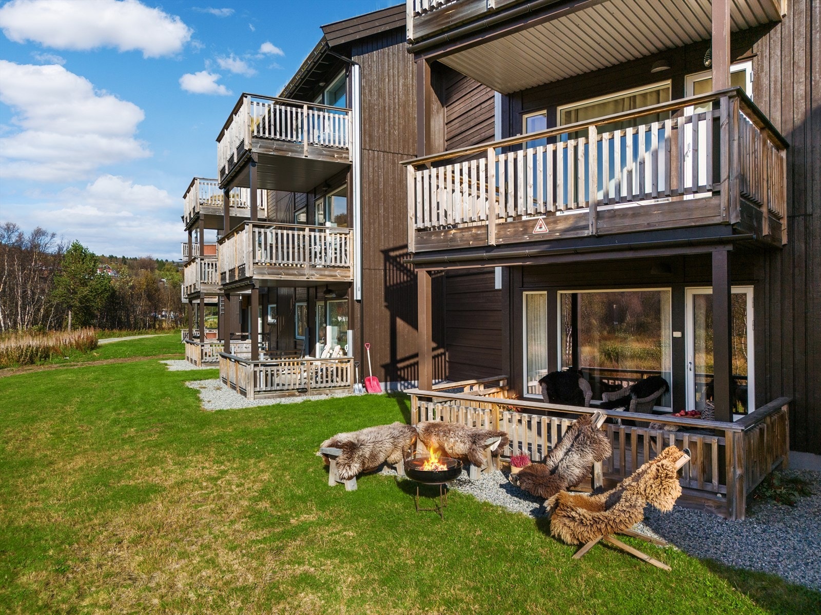 - Fordelen med å ha leilighet i første etasje er at du kan gå rett ut fra terrassen og nyte sameiets fellesområder både sommer- og vintertid - Galleribilde