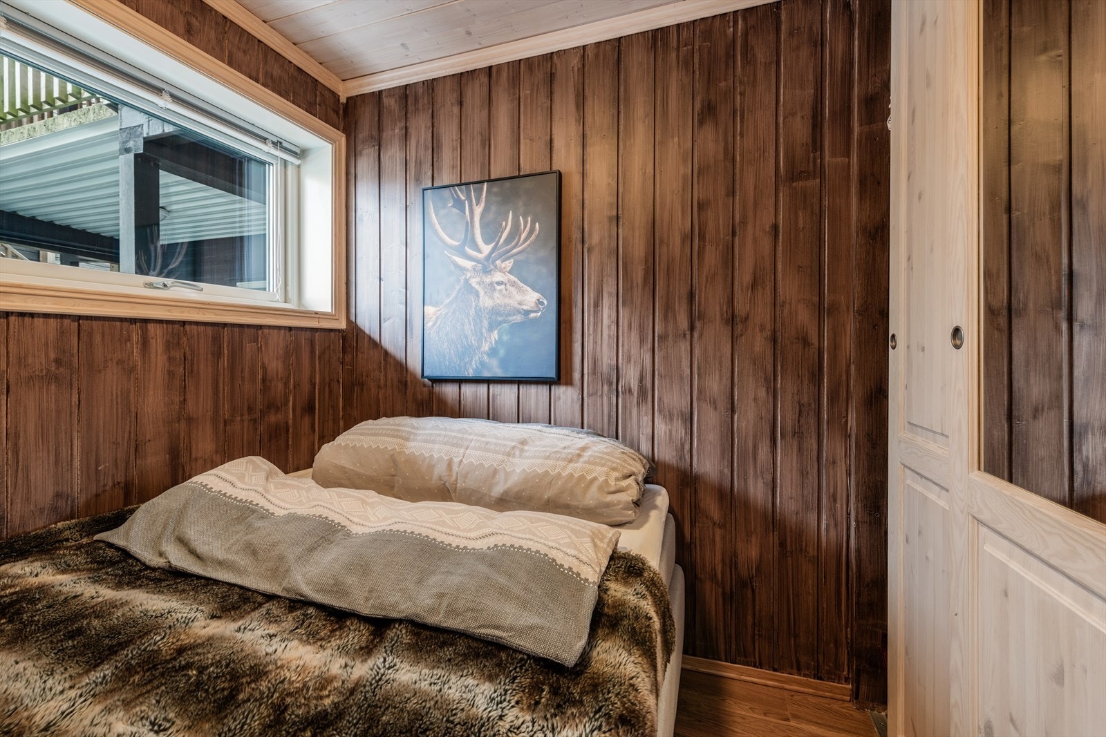 - Soverommene har også gjennomført hyttestil som skaper en avslappende atmosfære - Galleribilde