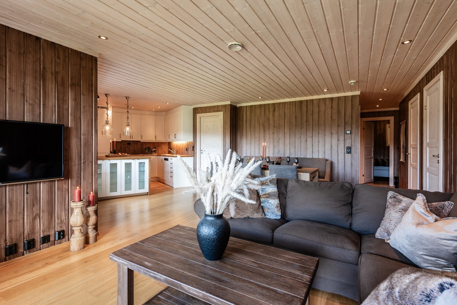 - Åpen løsning mellom stue og kjøkken gjør det enkelt å kombinere matlaging med sosialt samvær - Galleribilde