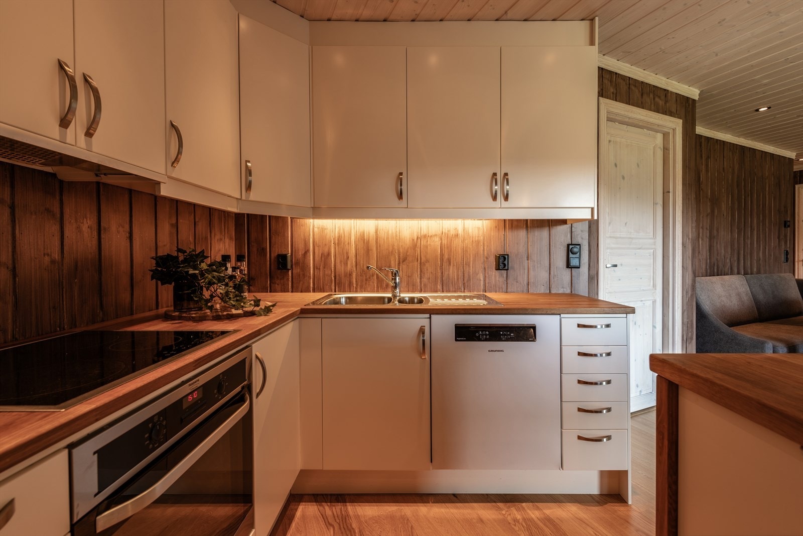 - Godt med lagringsplass i takhøye overskap, samt god boltringsplass på kjøkkenbenken - Galleribilde