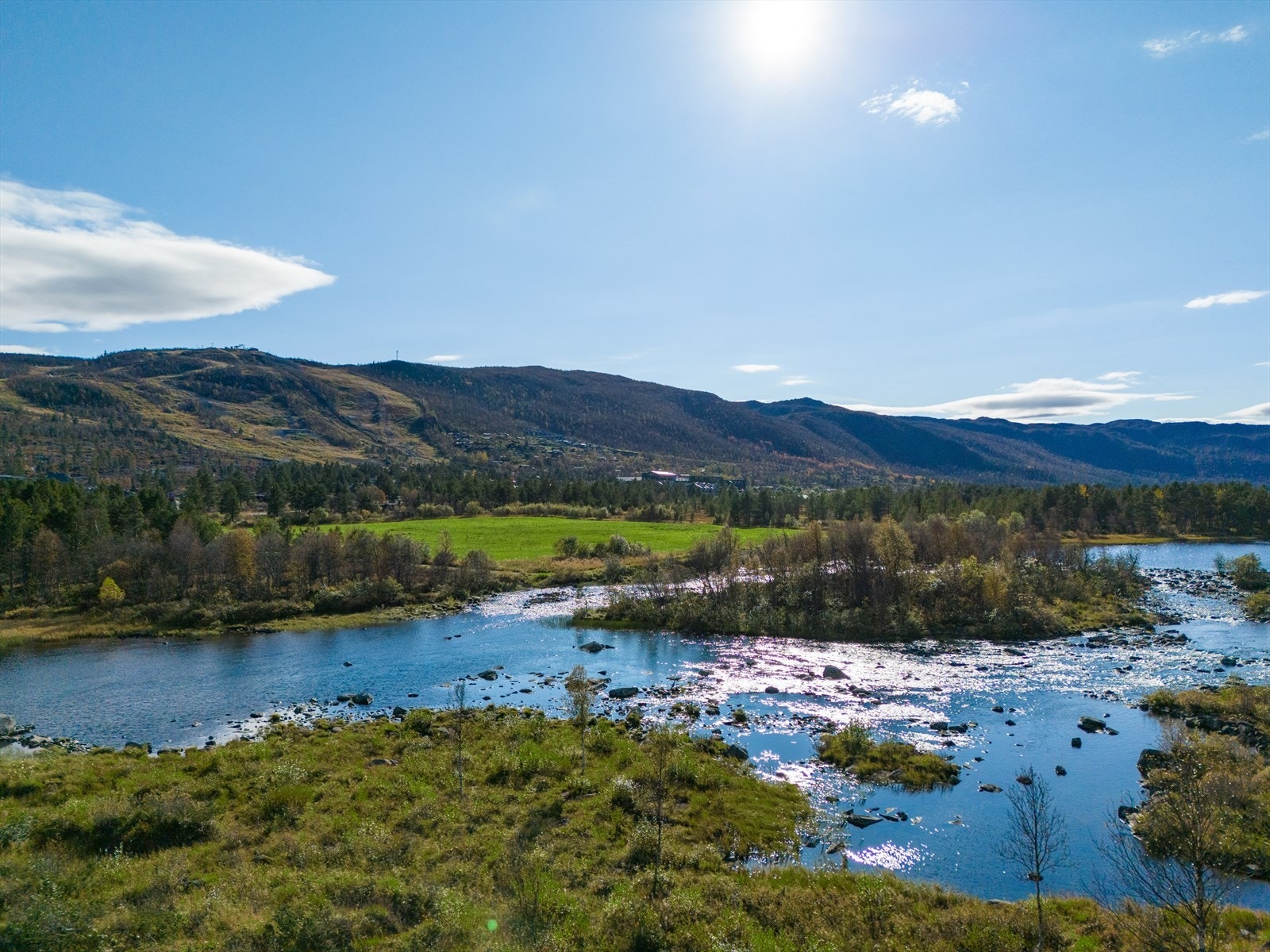 - Leiligheten ligger rett ved Ustedalsfjorden. Her er det flott skiløype om vinteren og om sommeren er det perfekt for en sykkel- eller gåtur - Galleribilde