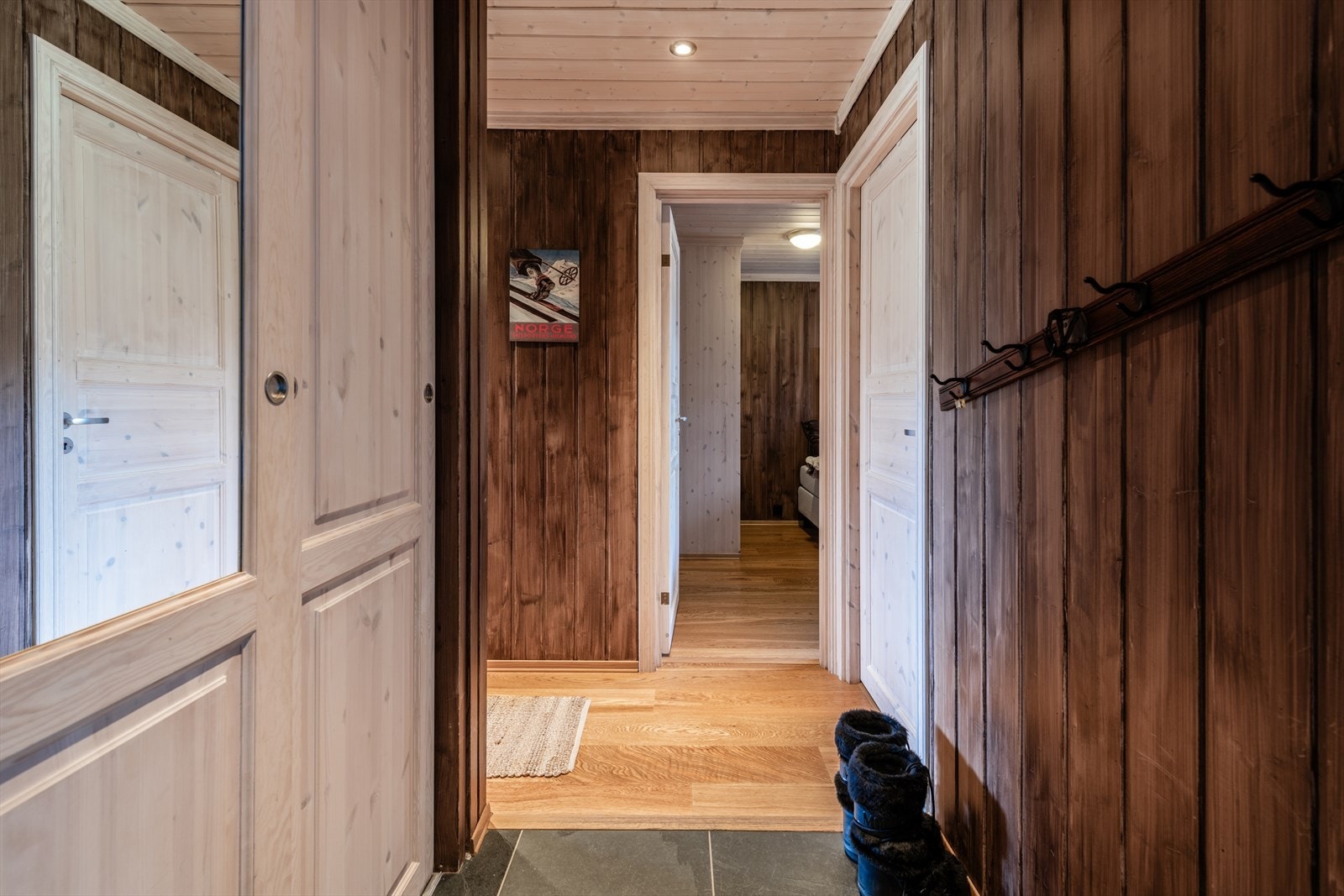 - Entré/gang på 5,1 m² med flislagt gulv - Galleribilde