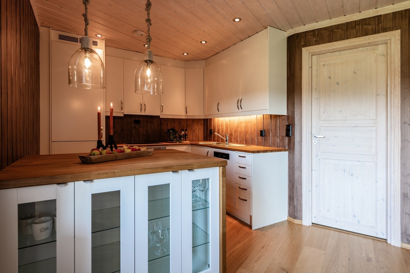 - Benkeplaten er av nydelig heltre - Galleribilde