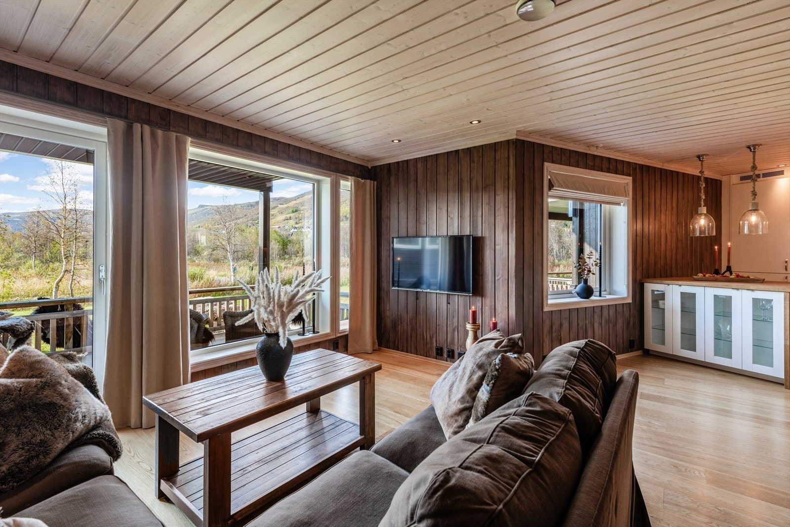 - Leiligheten har gjennomgående likt 1-stavs parkettgulv som sørger for et fint helhetsinntrykk - Galleribilde