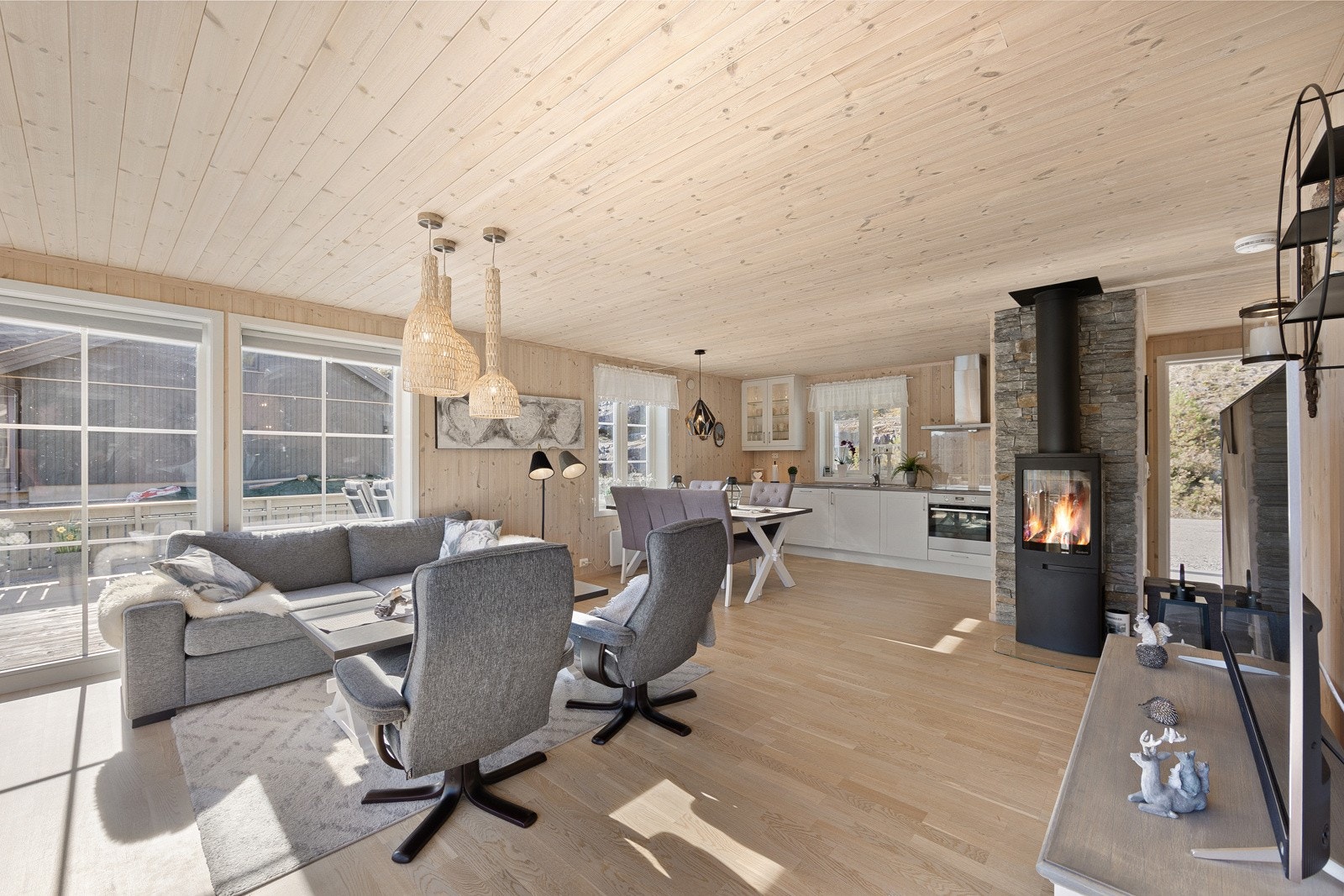 Perfekt for sosialt samvær, med plass til både spisebord og komfortable sittegrupper, slik at man kan nyte hyggelige kvelder med familie og venner. Galleribilde