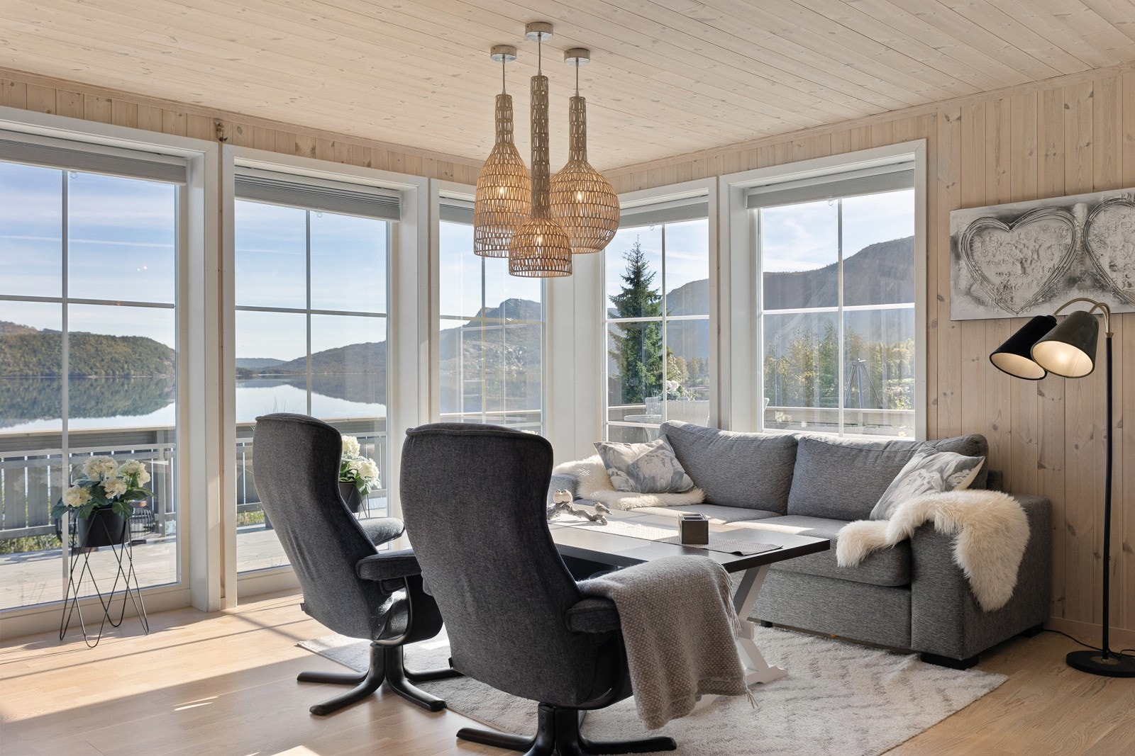 Den romslige stuen er smart inndelt i flere soner, slik at du enkelt kan kombinere avslapping, underholdning og måltider. Galleribilde