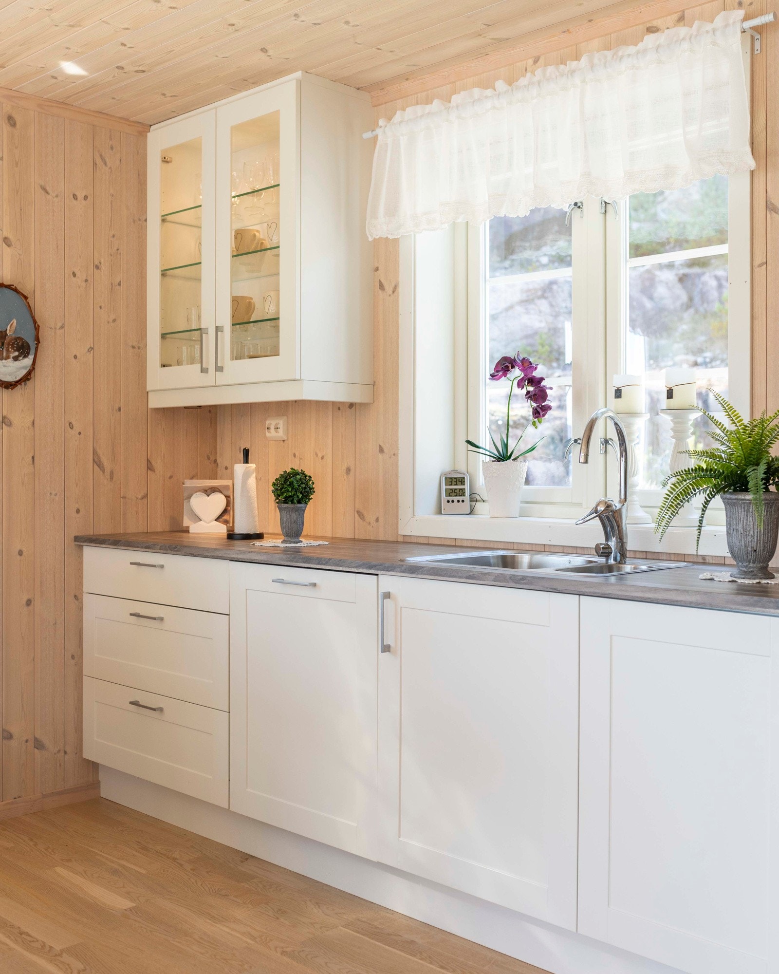 Av hvitevarer består kjøl/fryseskap, oppvaskmaskin, komfyr og induksjonstopp, det er montert komfyrvakt og glassplate på vegg bak platetopp. Galleribilde