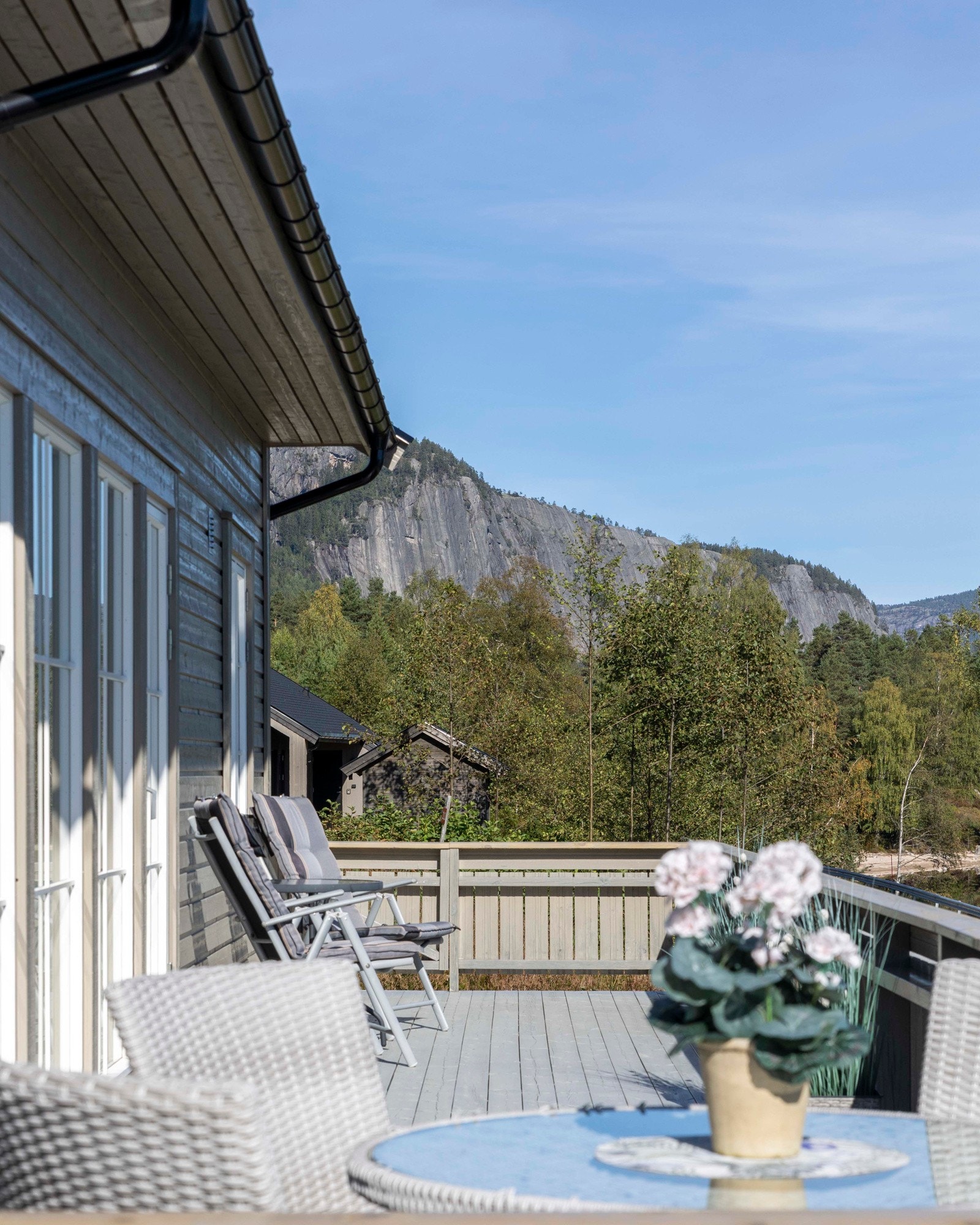 Her er det god plass til sittegrupper og grill. Galleribilde