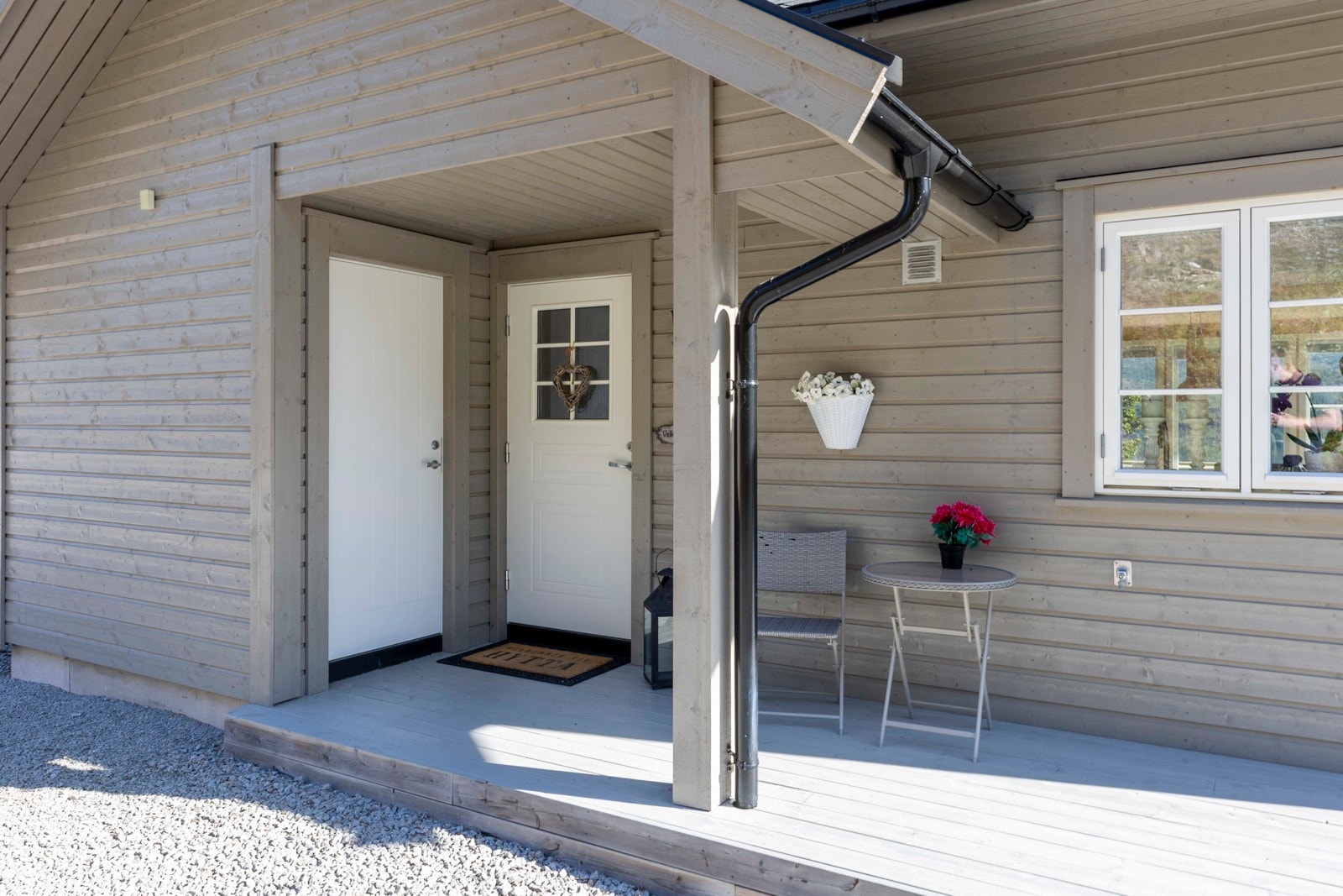 Hyggelig og funksjonelt inngangsparti som ønsker deg velkommen inn i hytta. Galleribilde